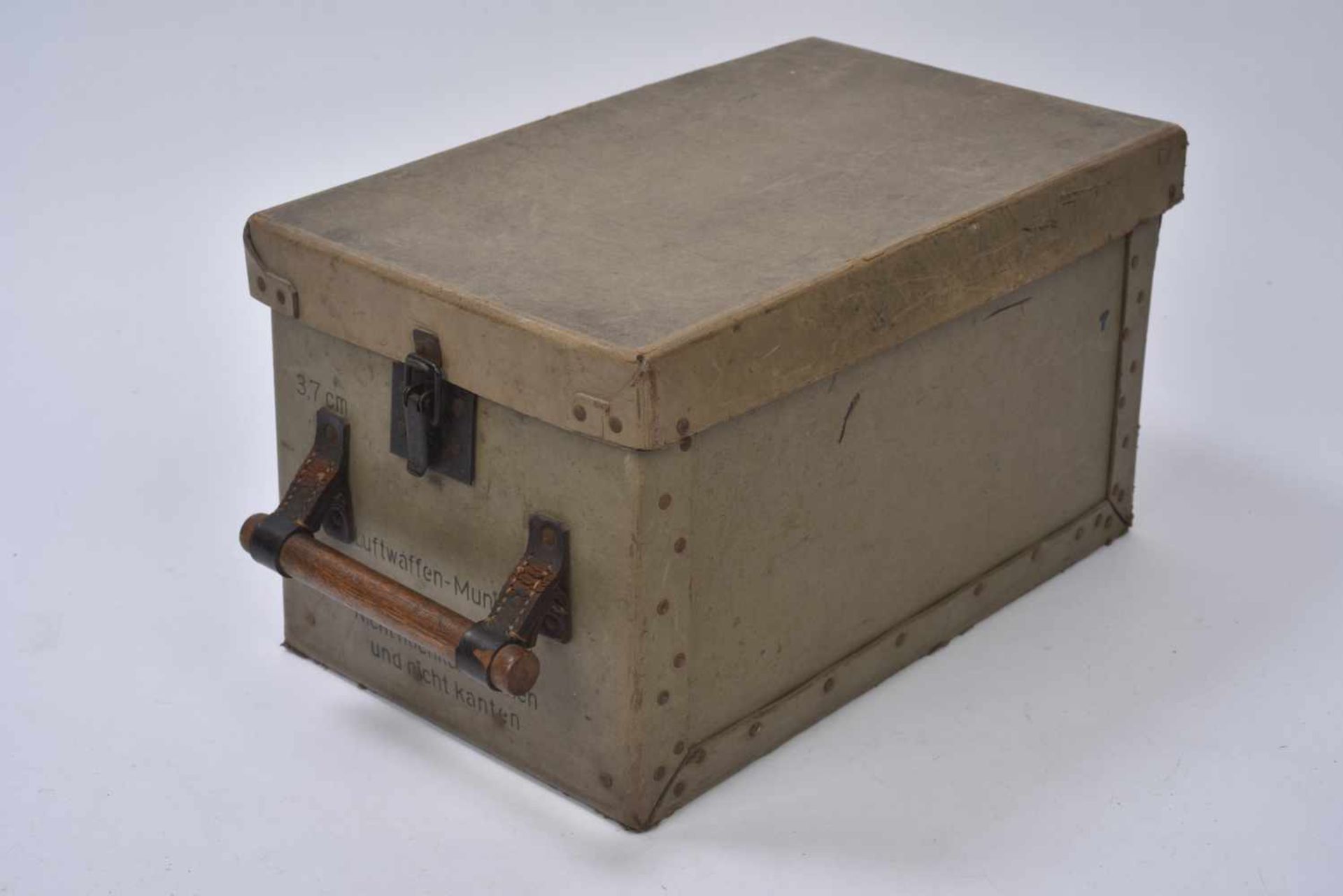 Caisse pour obus de 3,7 cm Flak En carton, fermeture par crochet. Charnières en tige cartonnée.