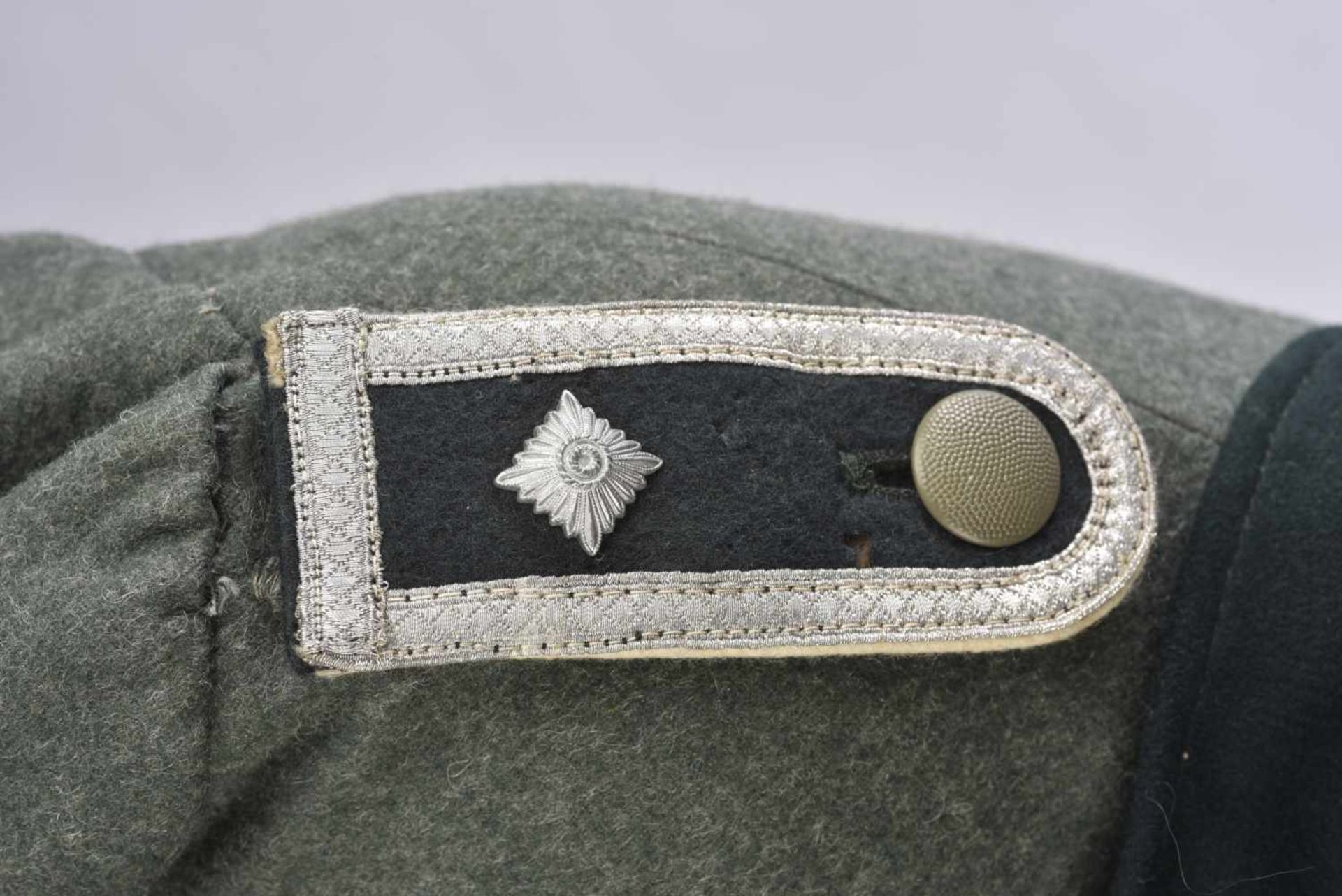 Manteau de Feldwebel en drap Feldgrau, la majorité des boutons sont présents, col vert canard, - Bild 3 aus 4