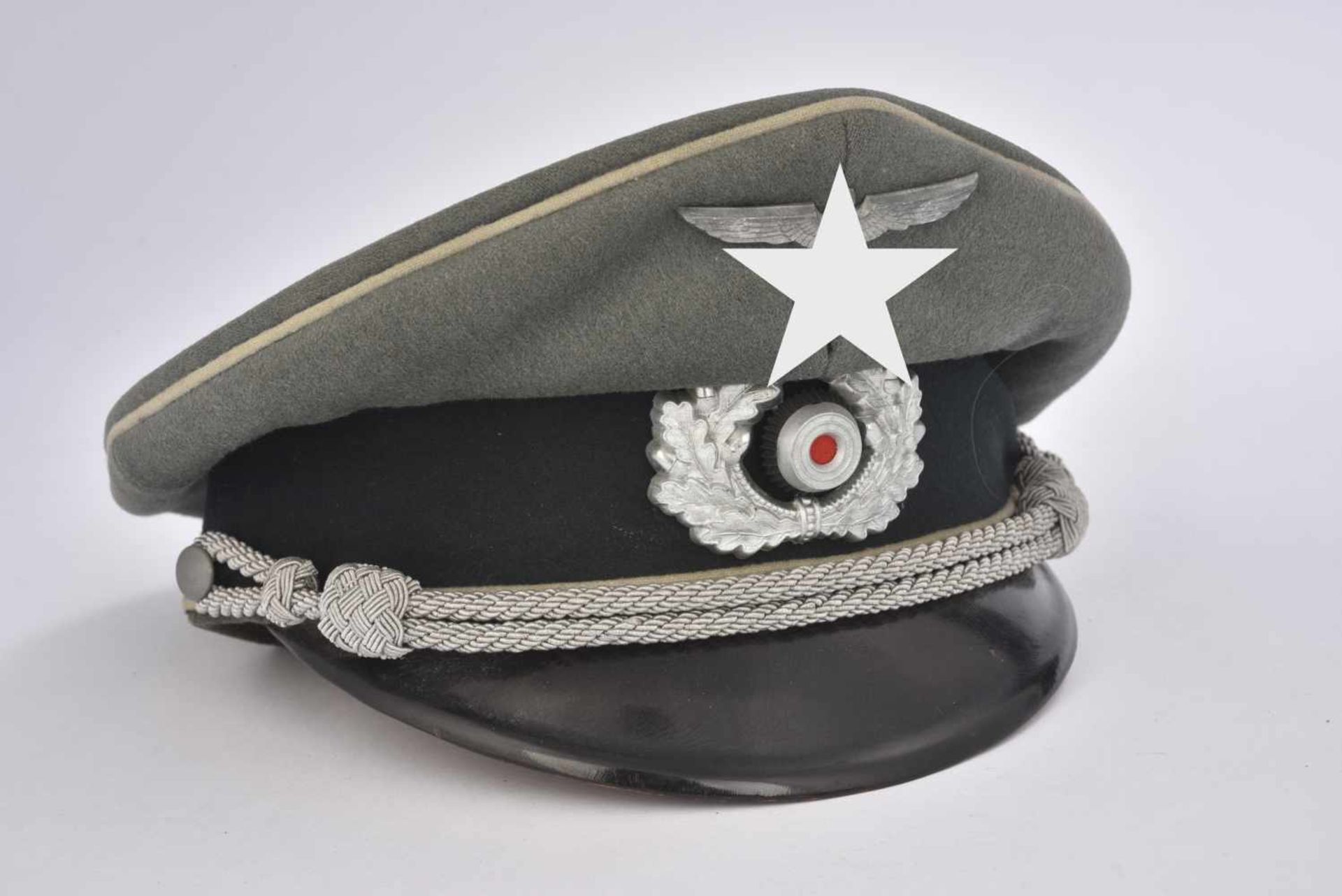 Casquette d'officier d'infanterieEn drap Feldgrau, triple liseré blanc de l'infanterie, insignes