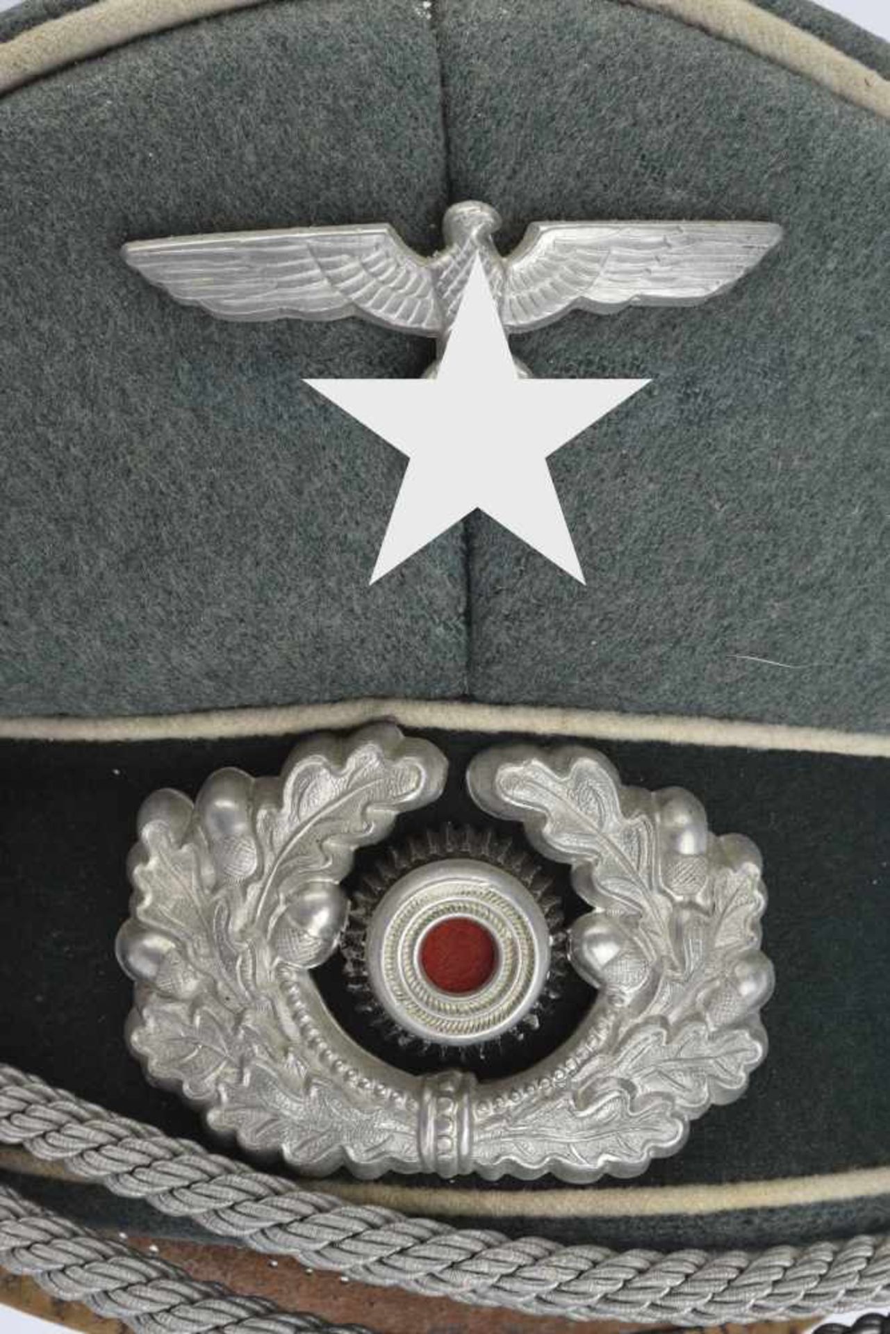 Casquette d'officier d'infanterieEn drap Feldgrau, insignes métalliques, fausse jugulaire d' - Bild 2 aus 4