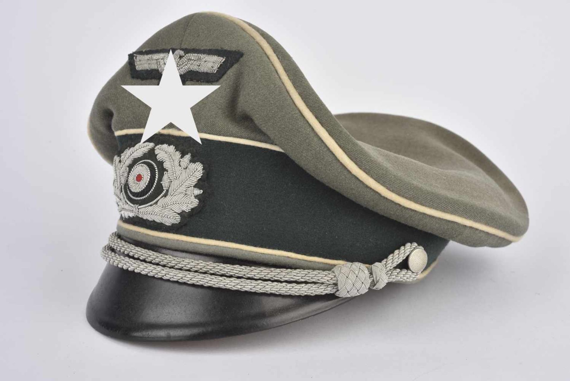 Casquette d'officier d'infanterieEn gabardine Feldgrau, triple liseré blanc de l'infanterie,