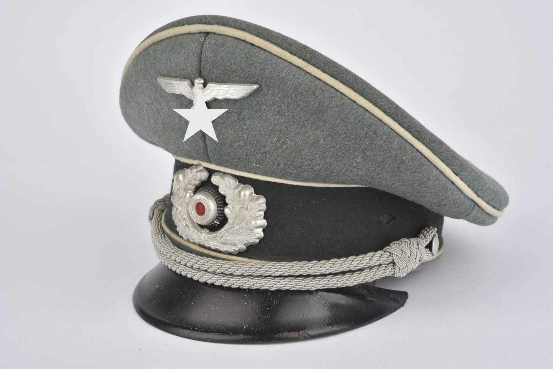 Casquette d'officier d'infanterieEn drap Feldgrau, insignes métalliques, fausse jugulaire d'