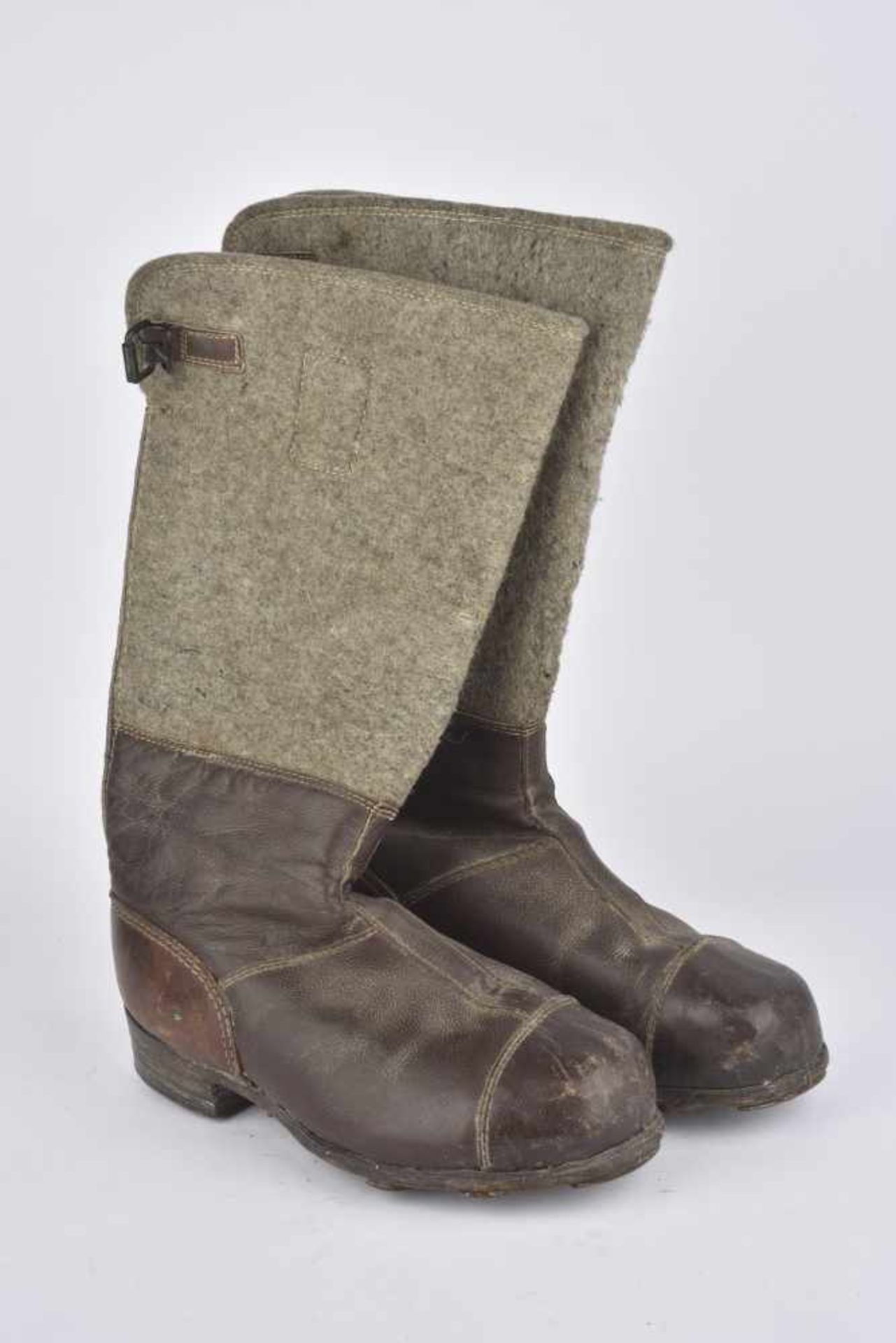 Bottes hivernalesEn feutre gris et cuir marron, semelles lisses avec rajout de pièces en cuir.