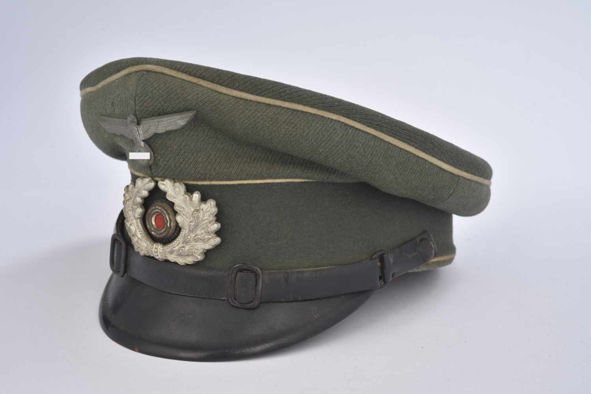 Casquette de sous-officier d'infanterieEn gabardine Feldgrau, triple liseré blanc de l'infanterie.