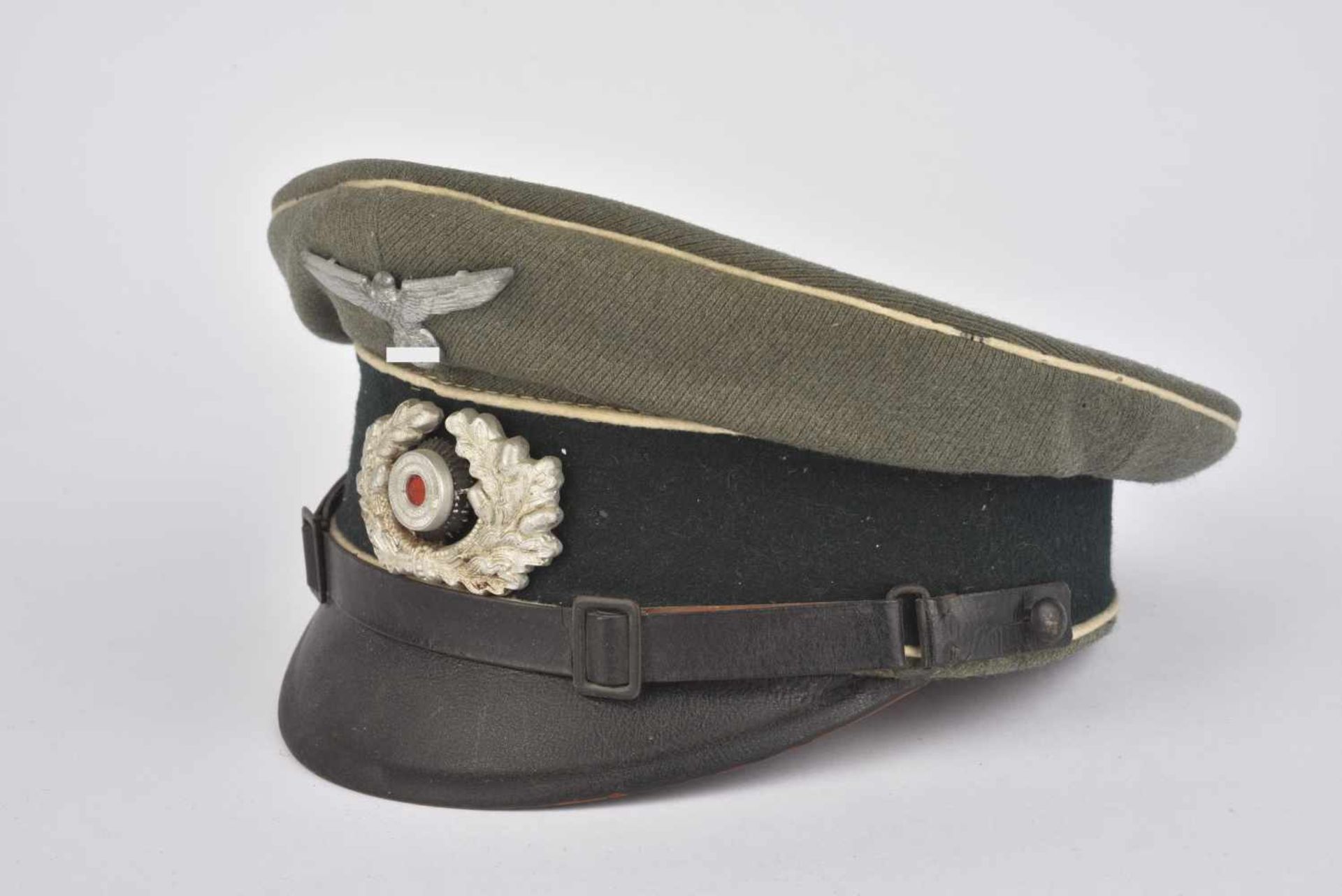 Casquette de sous-officier d'infanterieEn gabardine Feldgrau, insignes métalliques, les boutons de