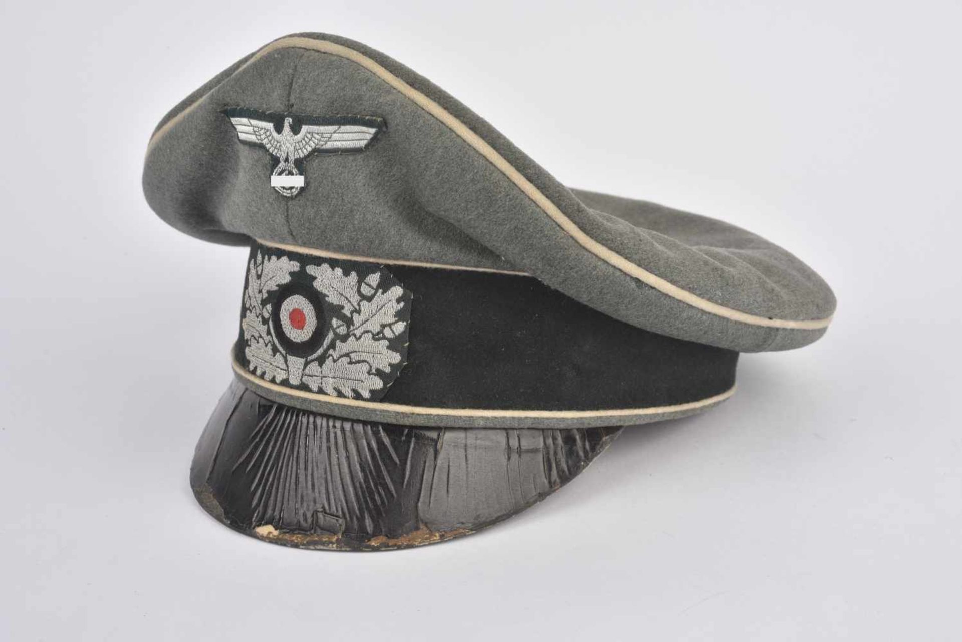 Casquette Alter Art de la HeerEn drap Feldgrau, triple liseré blanc de l'infanterie,, insignes