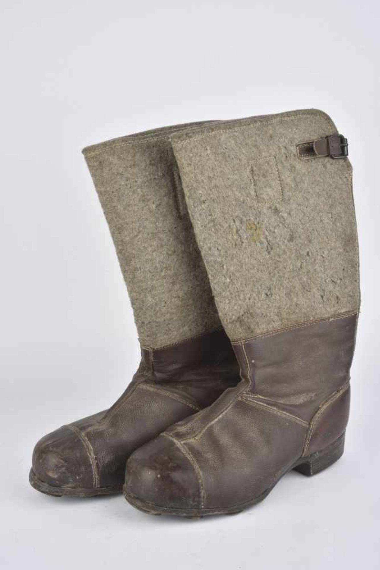 Bottes hivernalesEn feutre gris et cuir marron, semelles lisses avec rajout de pièces en cuir. - Bild 4 aus 4