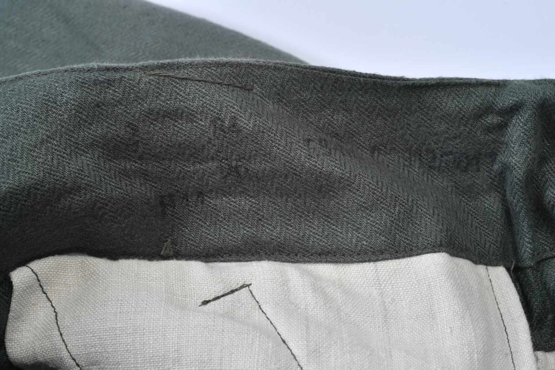 Pantalon de treillis En tissu coton type treillis roseau, tous les boutons sont présents. - Image 2 of 4