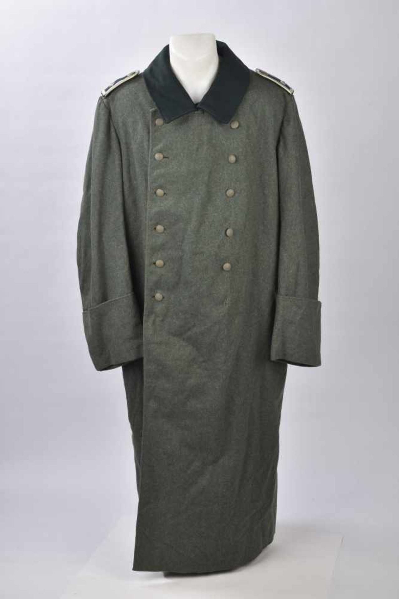 Manteau de Feldwebel en drap Feldgrau, la majorité des boutons sont présents, col vert canard,
