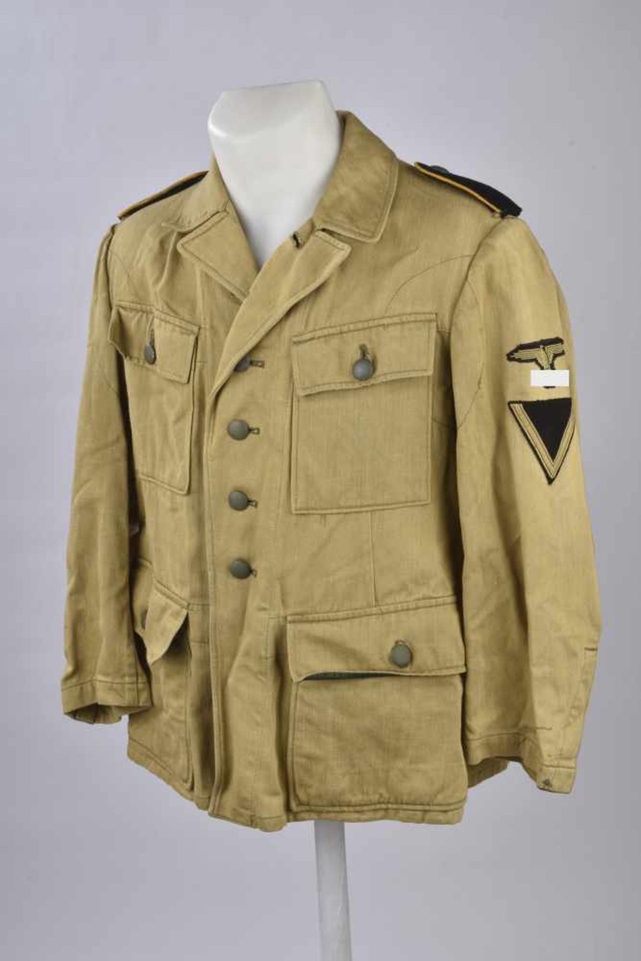 Veste tropical de la Waffen SSVareuse en tissu coton sable, tous les boutons sont présents.
