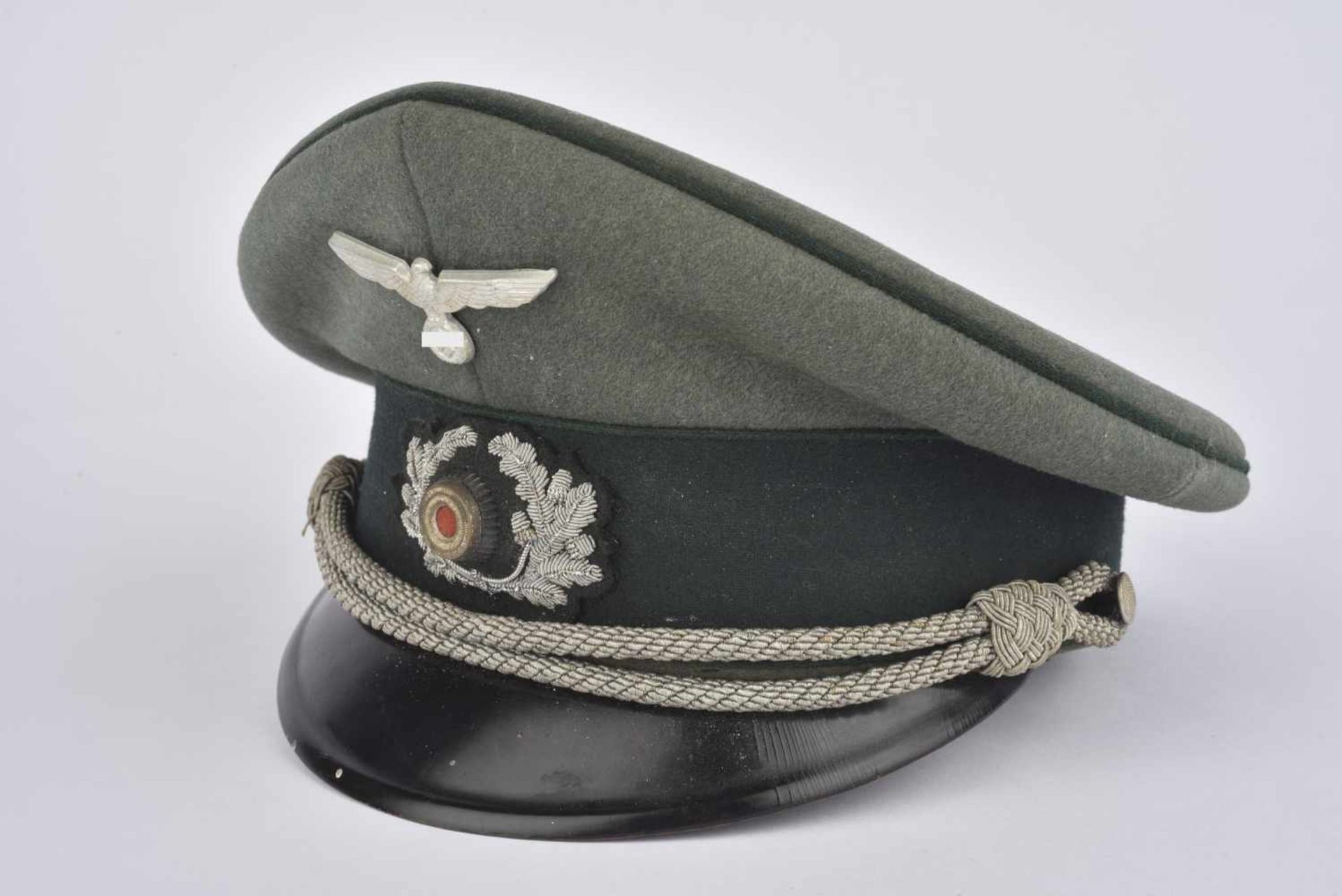 Casquette d'officier d'administrationEn gabardine Feldgrau, fausse jugulaire d'officier, triple