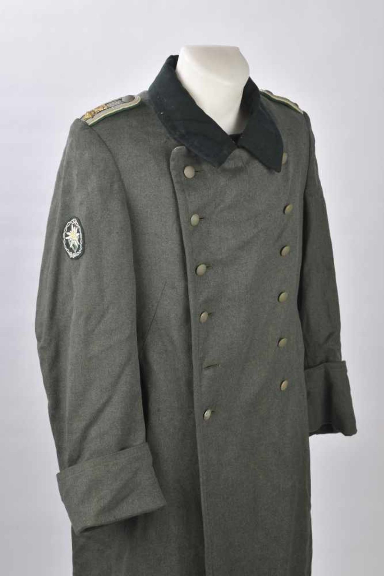 Manteau d'officier d'administrationEn gabardine Feldgrau, tous les boutons sont présents, épaulettes - Image 3 of 4