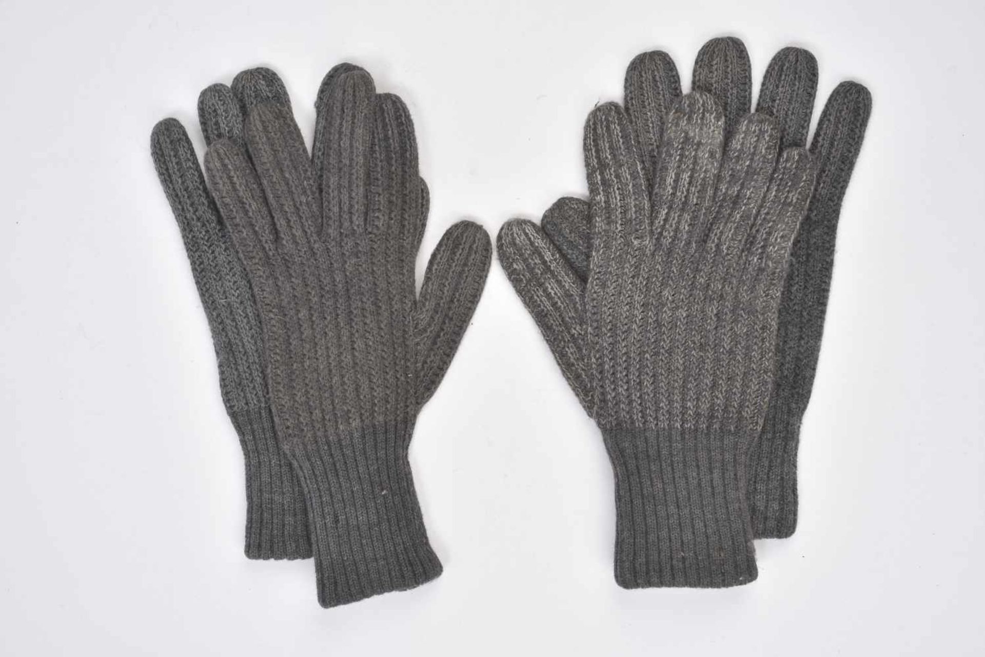 Gants de la HeerDeux paires de gants en laine grise. Une paire dispose de deux bandes blanches et