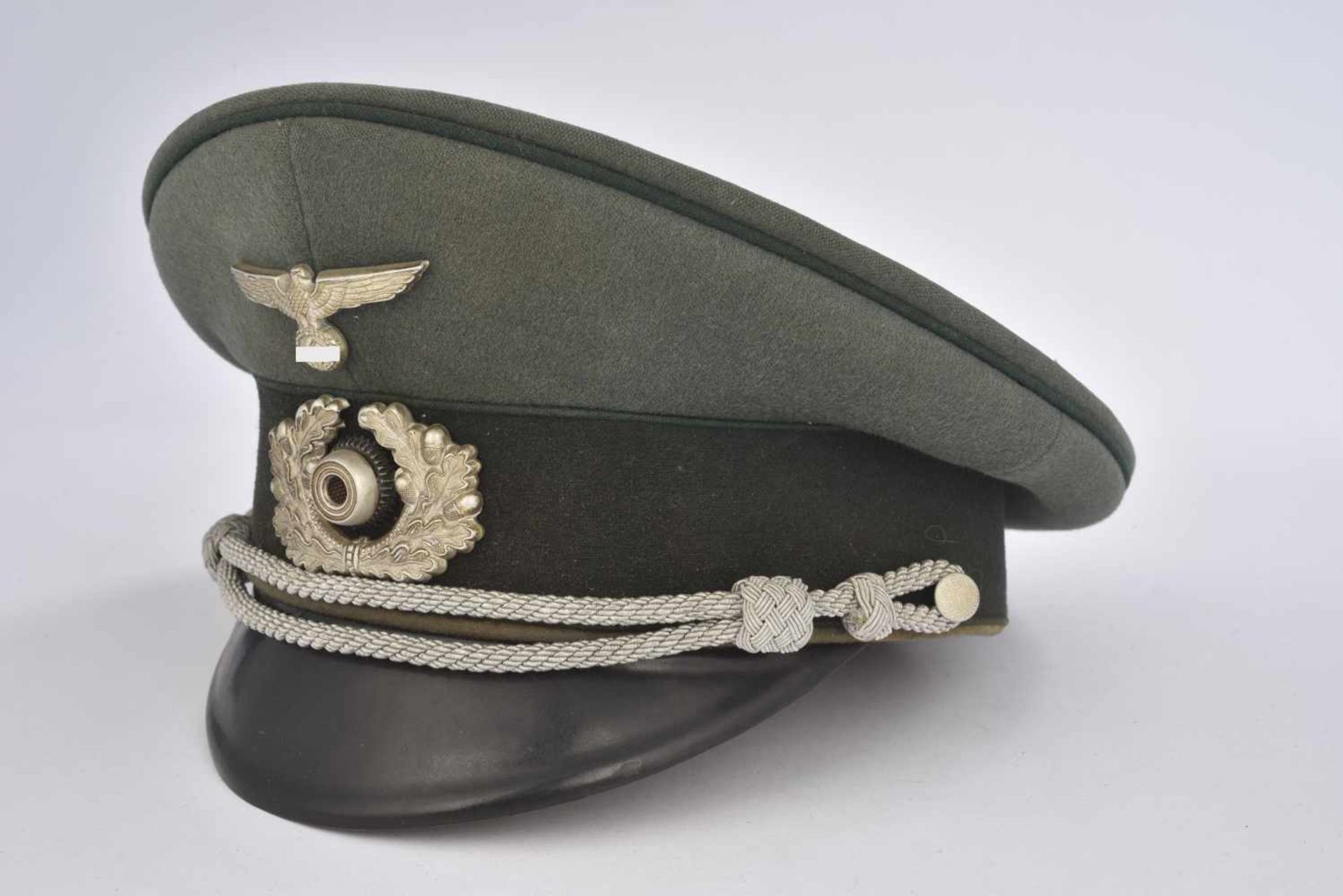 Casquette d'officier d'administrationEn gabardine Feldgrau, triple liseré vert foncé de l'