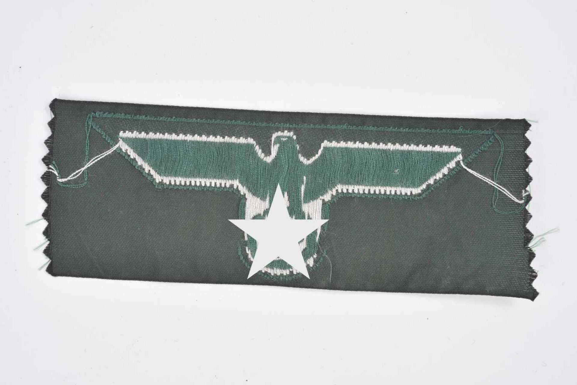 Aigle de poitrine de la HeerAigle Bevo jamais monté, en fil gris sur fond vert prairie. Non - Bild 2 aus 2