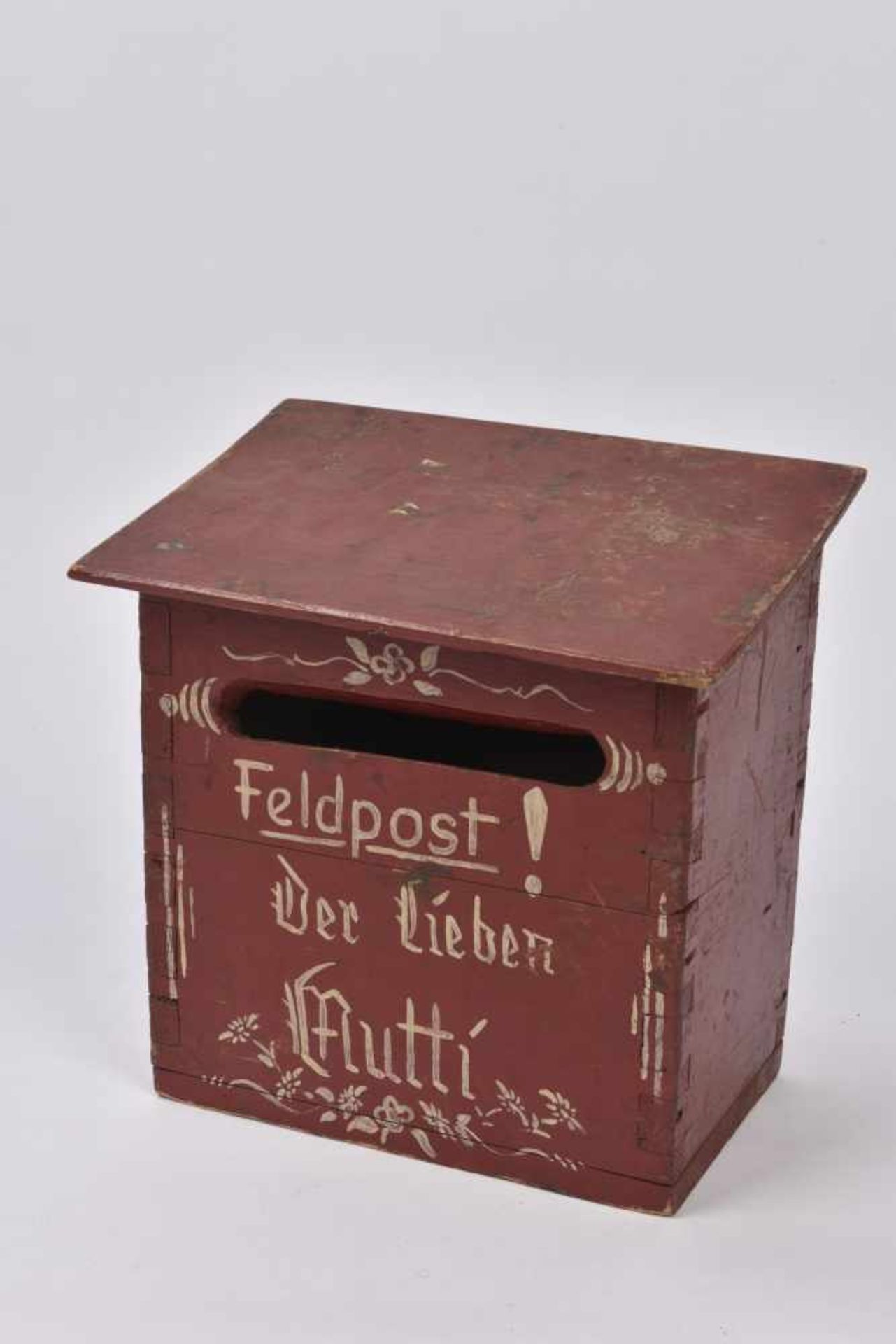 Boite au lettre FeldpostEn bois peinte en rouge, inscription manuscrite Feldpost! Der Lieber Mutti ,