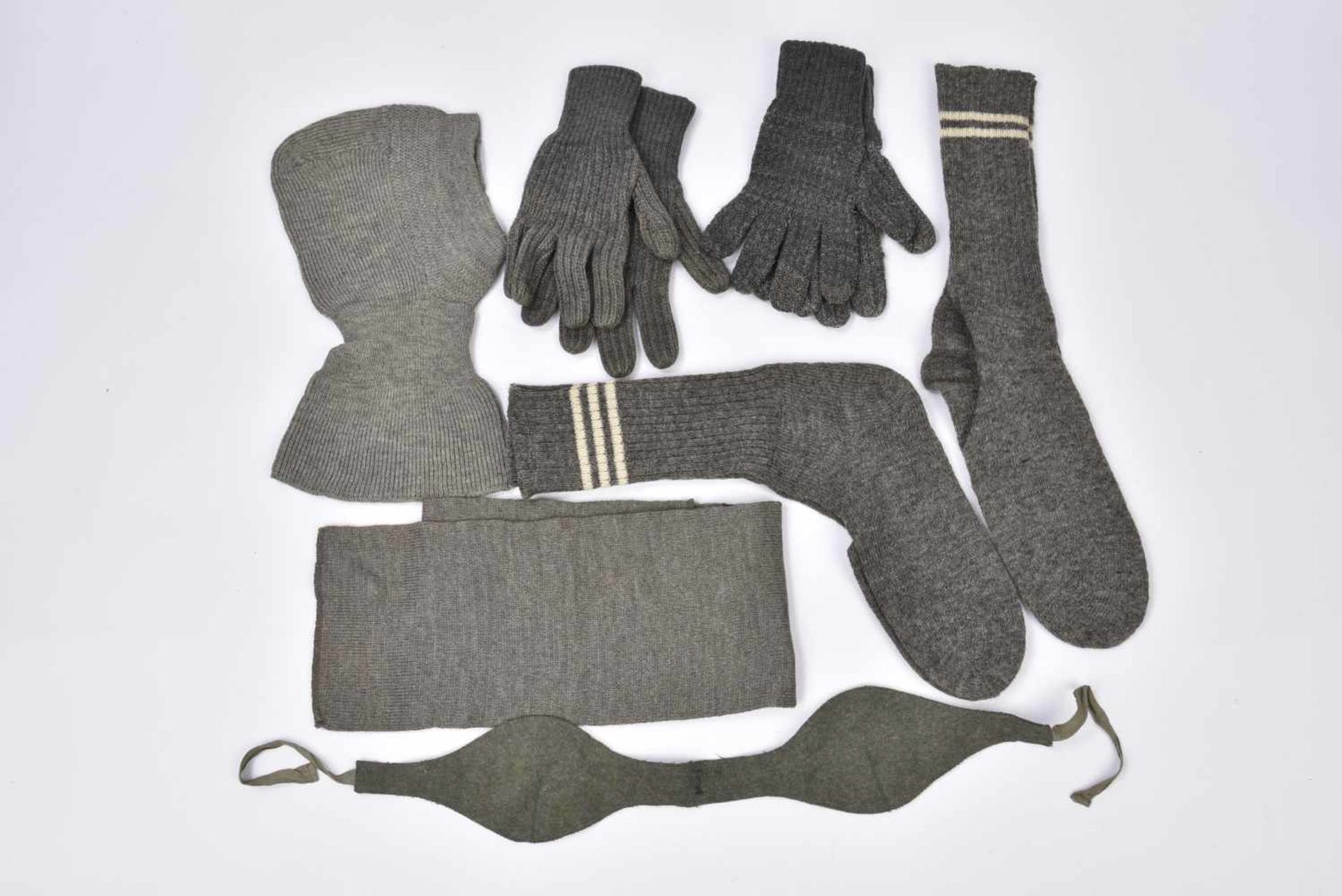 Ensemble daccessoires hivernaux Comprenant deux paires de chaussettes en laine grise et double