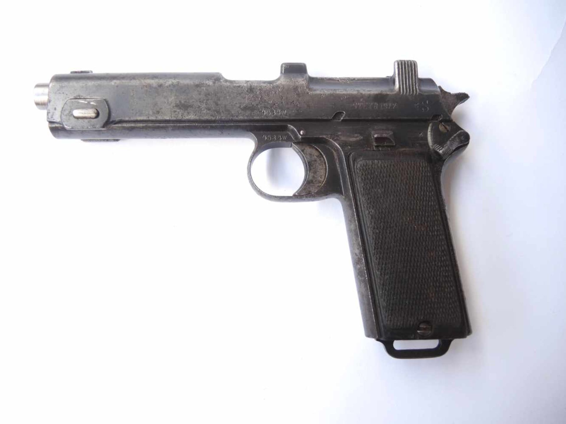 Pistolet Steyr 1917 Plaquettes en bois. Marquages Steyr 1917 , chargeur présent. Numéro 4584W . A