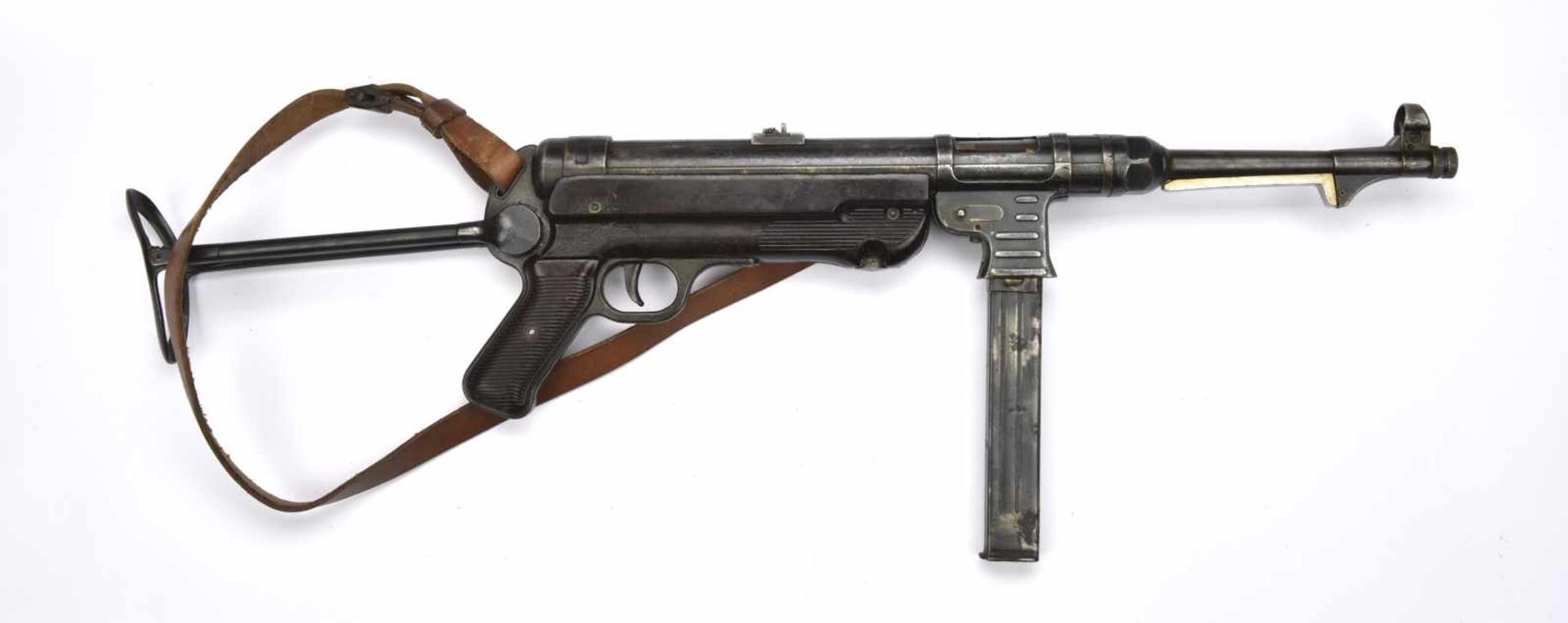Pistolet mitrailleur MP40 Bâti et poignée en bakélite rouge, crosse pliante fonctionnelle.