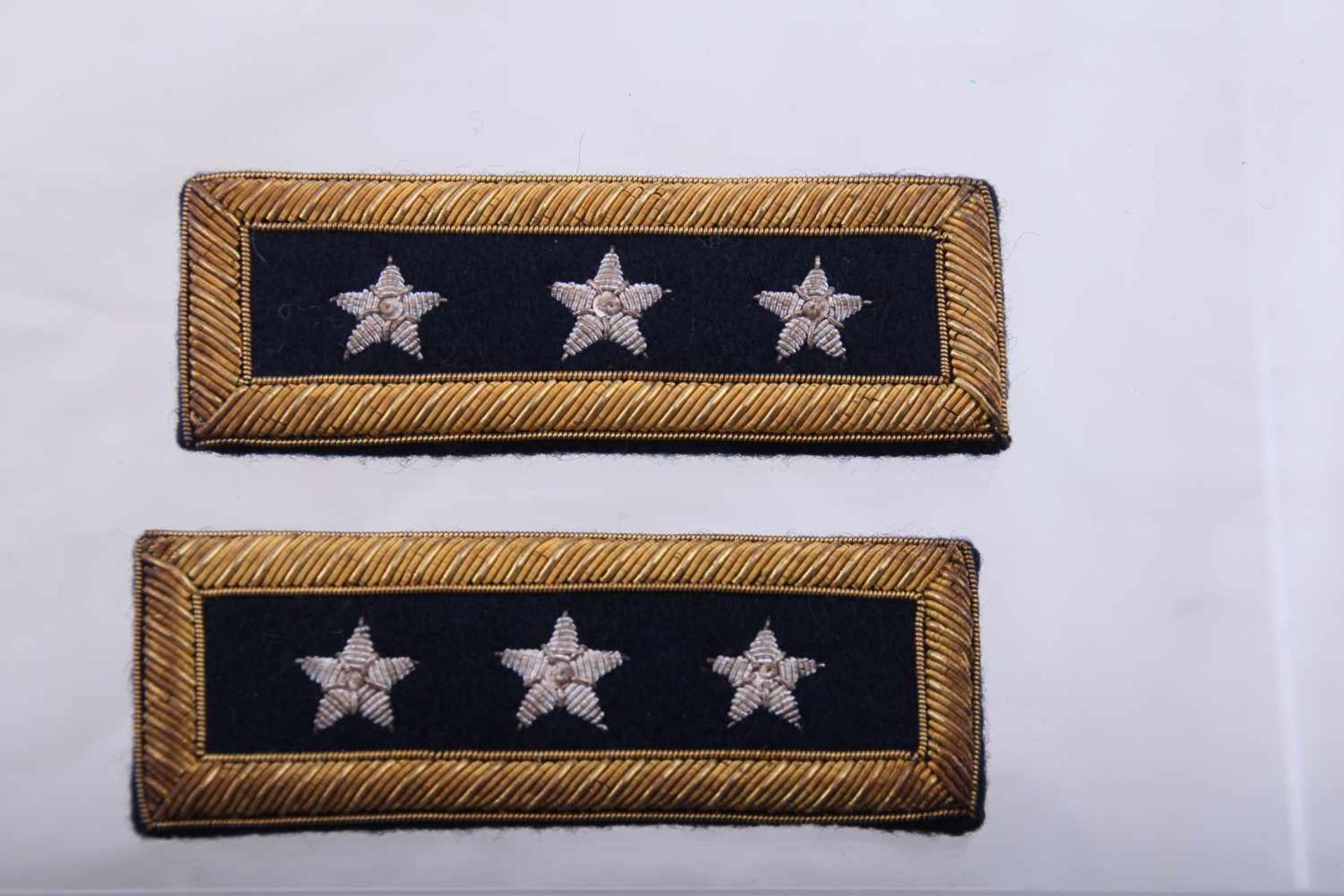 Paire de grade de Général de Corps d'armée Fond bleu marine, trois étoiles brodées en fil argenté.