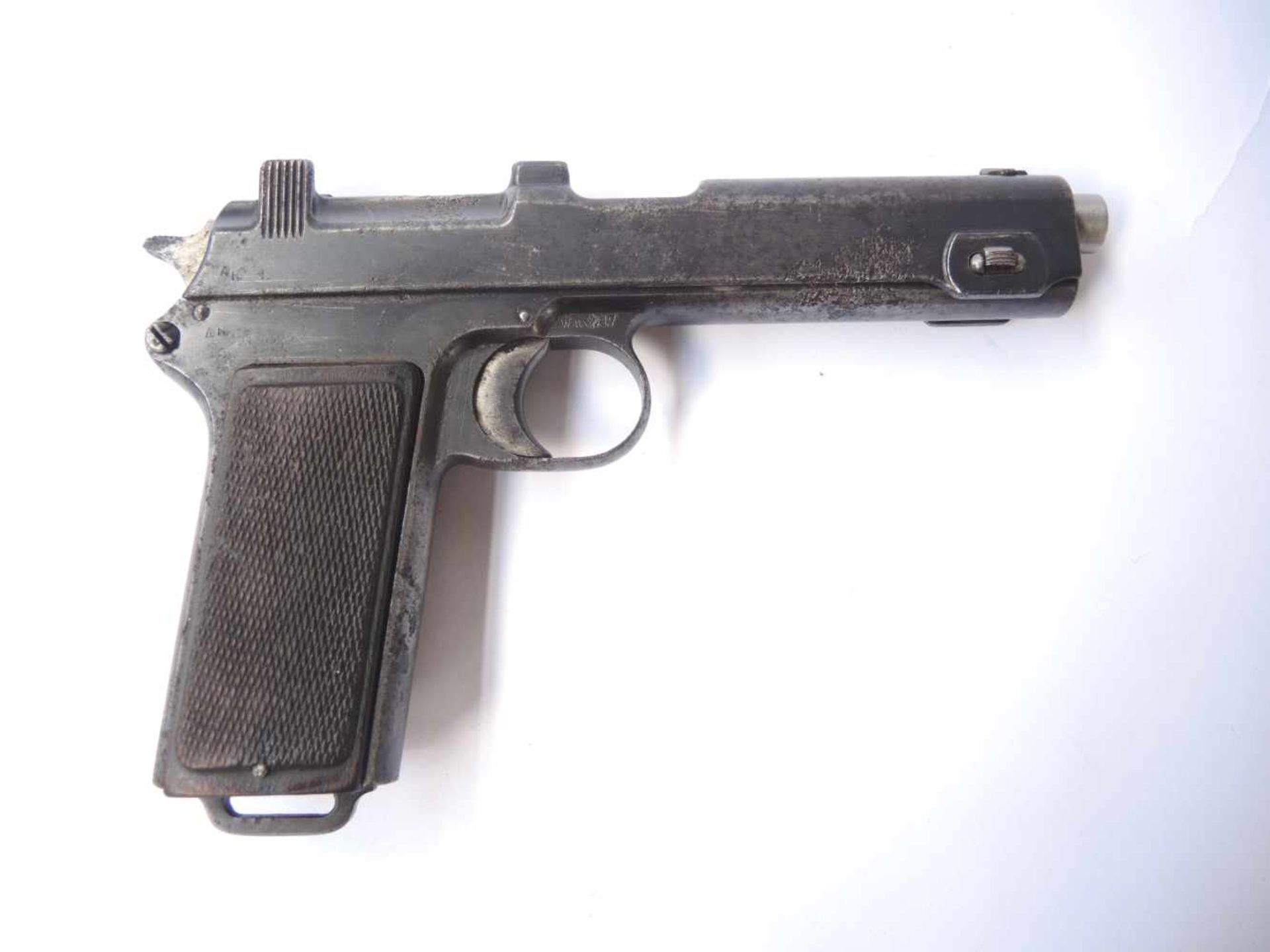 Pistolet Steyr 1917 Plaquettes en bois. Marquages Steyr 1917 , chargeur présent. Numéro 4584W . A - Bild 2 aus 4