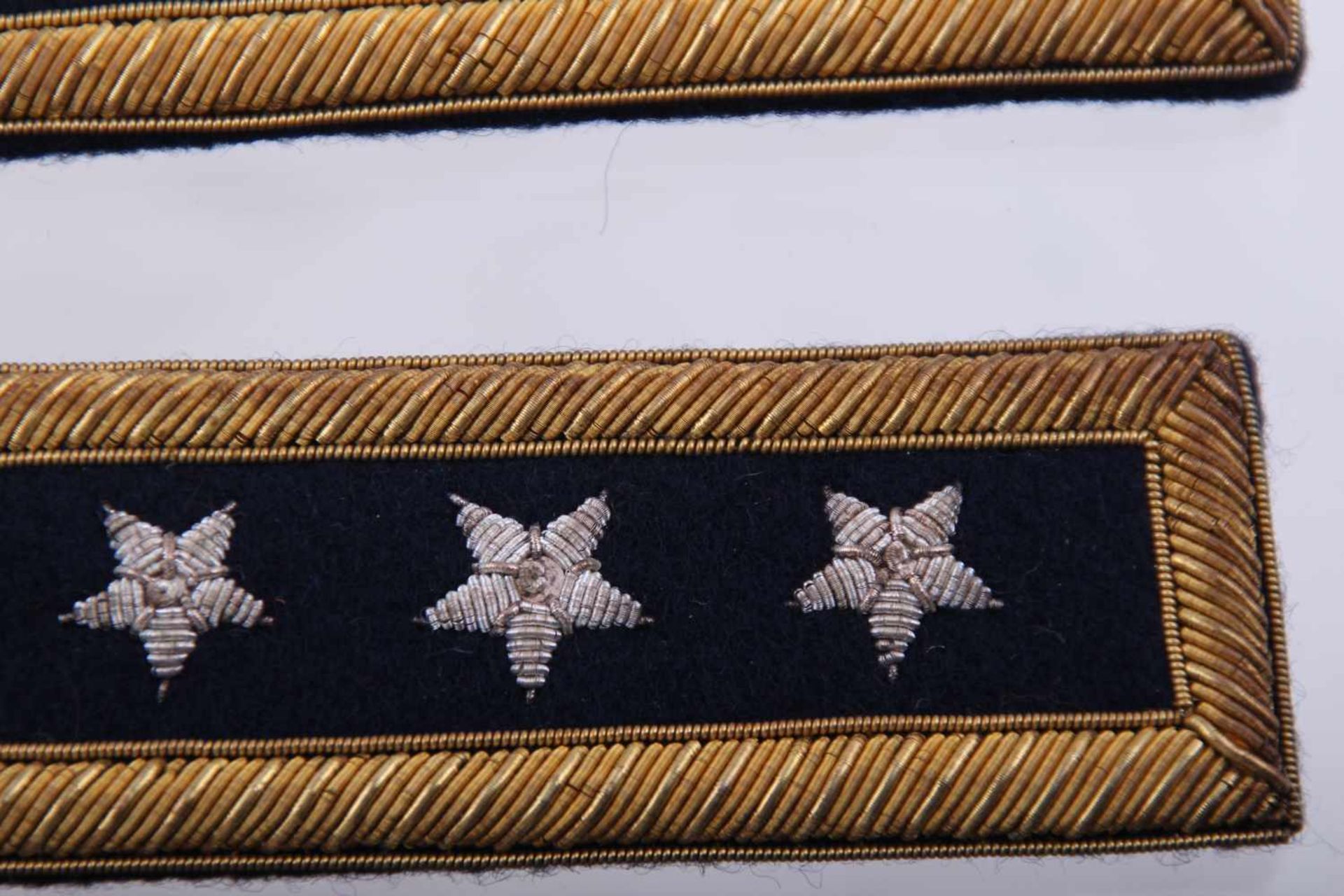 Paire de grade de Général de Corps d'armée Fond bleu marine, trois étoiles brodées en fil argenté. - Bild 3 aus 3