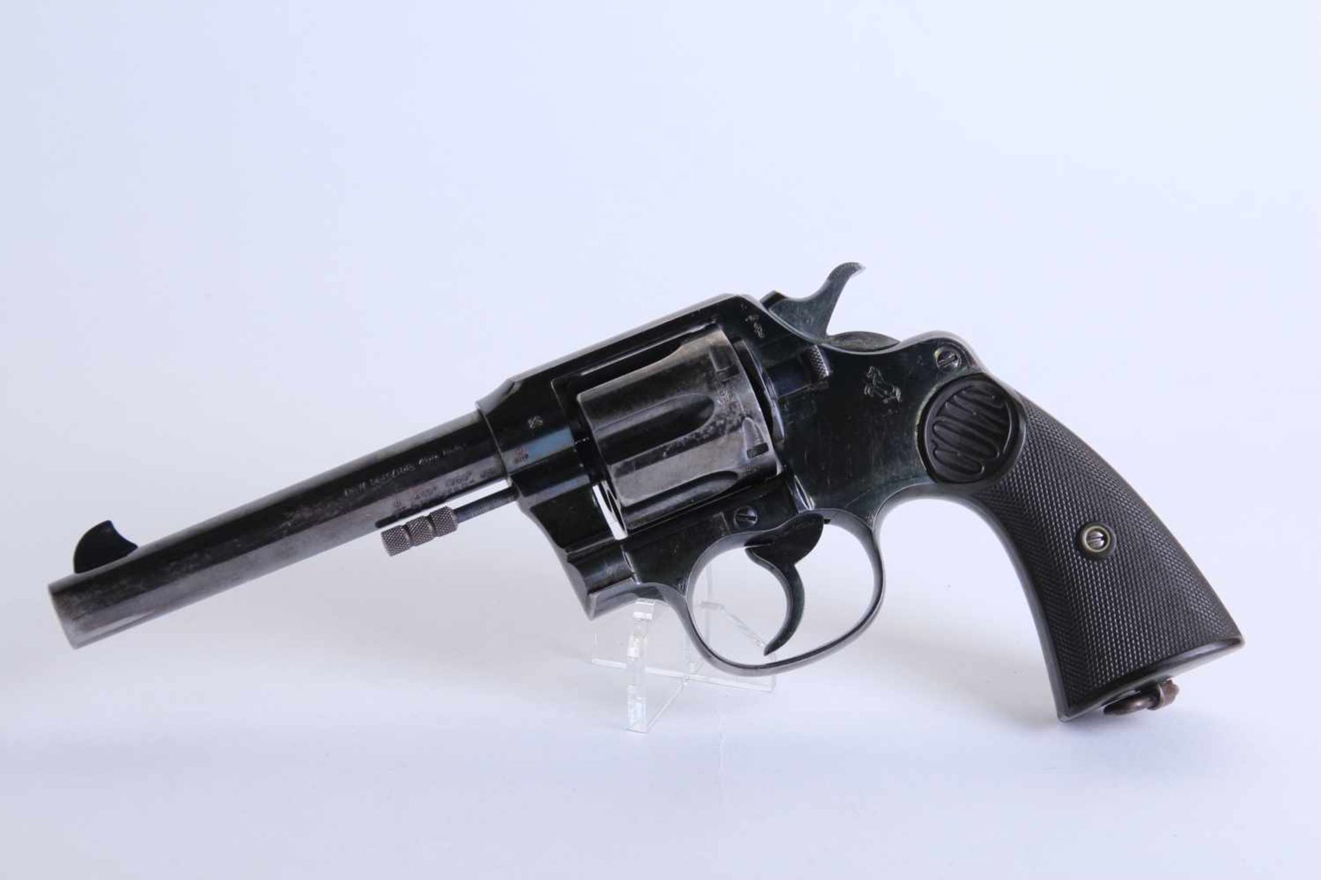 Revolver Colt New Service 1915 Catégorie B Calibre 455 eley. Plaquette en bakélite noire marquées
