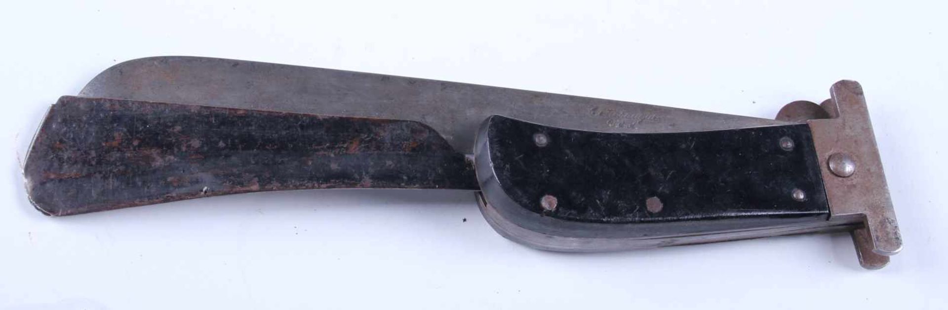 Machette de survie USAAF Protège lame en métal, modèle pliante. Lame complète quelque peu oxydée.