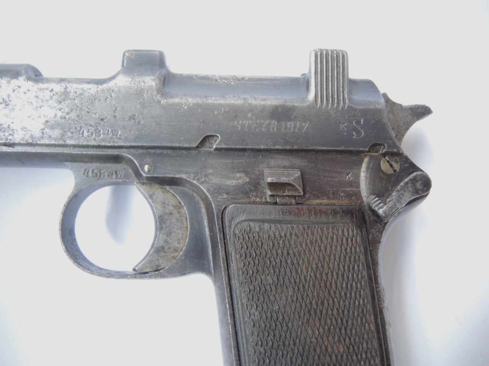Pistolet Steyr 1917 Plaquettes en bois. Marquages Steyr 1917 , chargeur présent. Numéro 4584W . A - Bild 3 aus 4