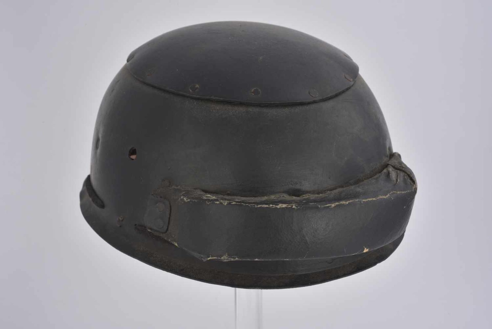 Casque de tankiste britannique En fibre noire. Bourrelet frontal en cuir. Intérieur complet. Bandeau