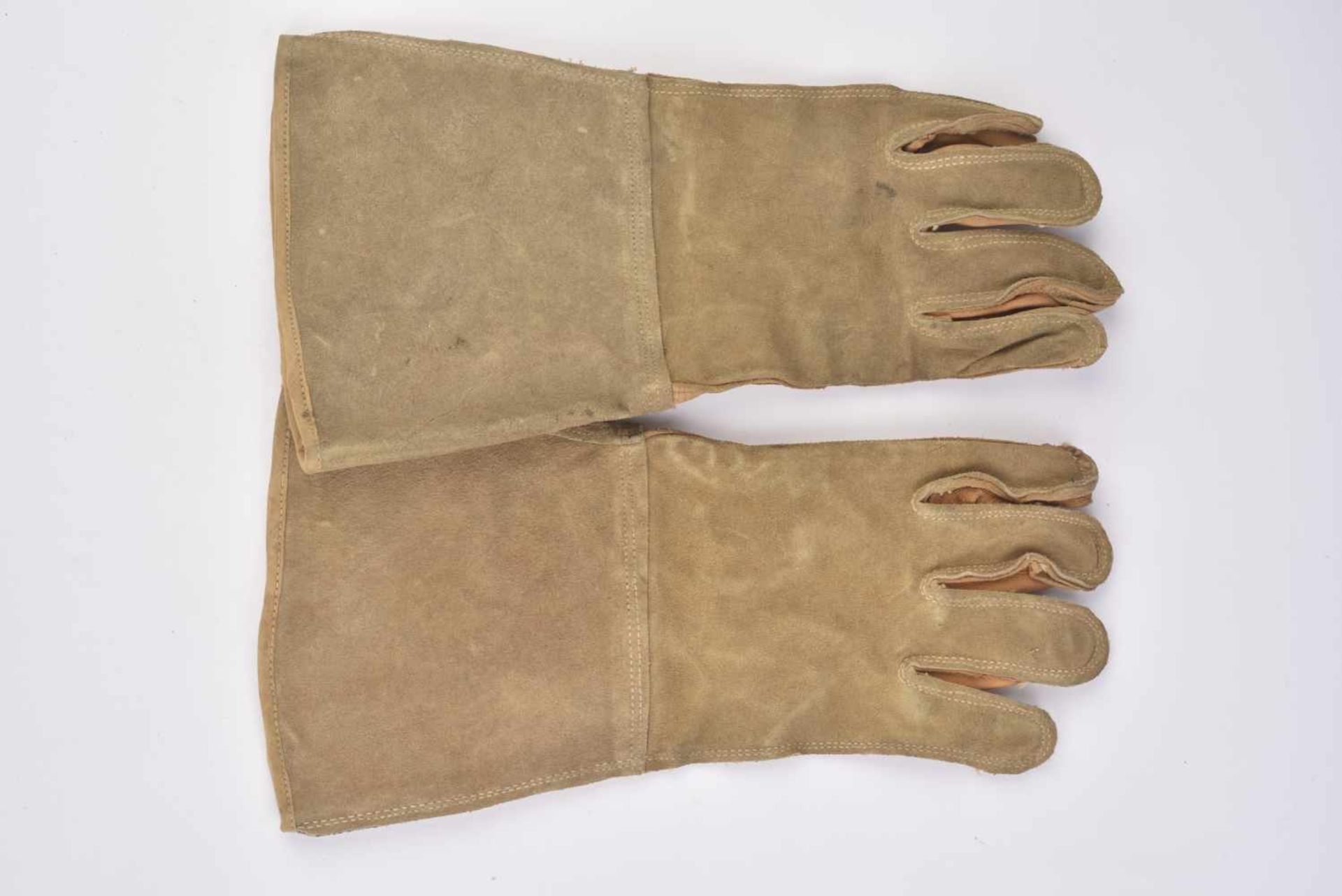 Gants britanniques En peau retourné et cuir fauve. Marquages illisibles. Taille 7. Paire homogène. A