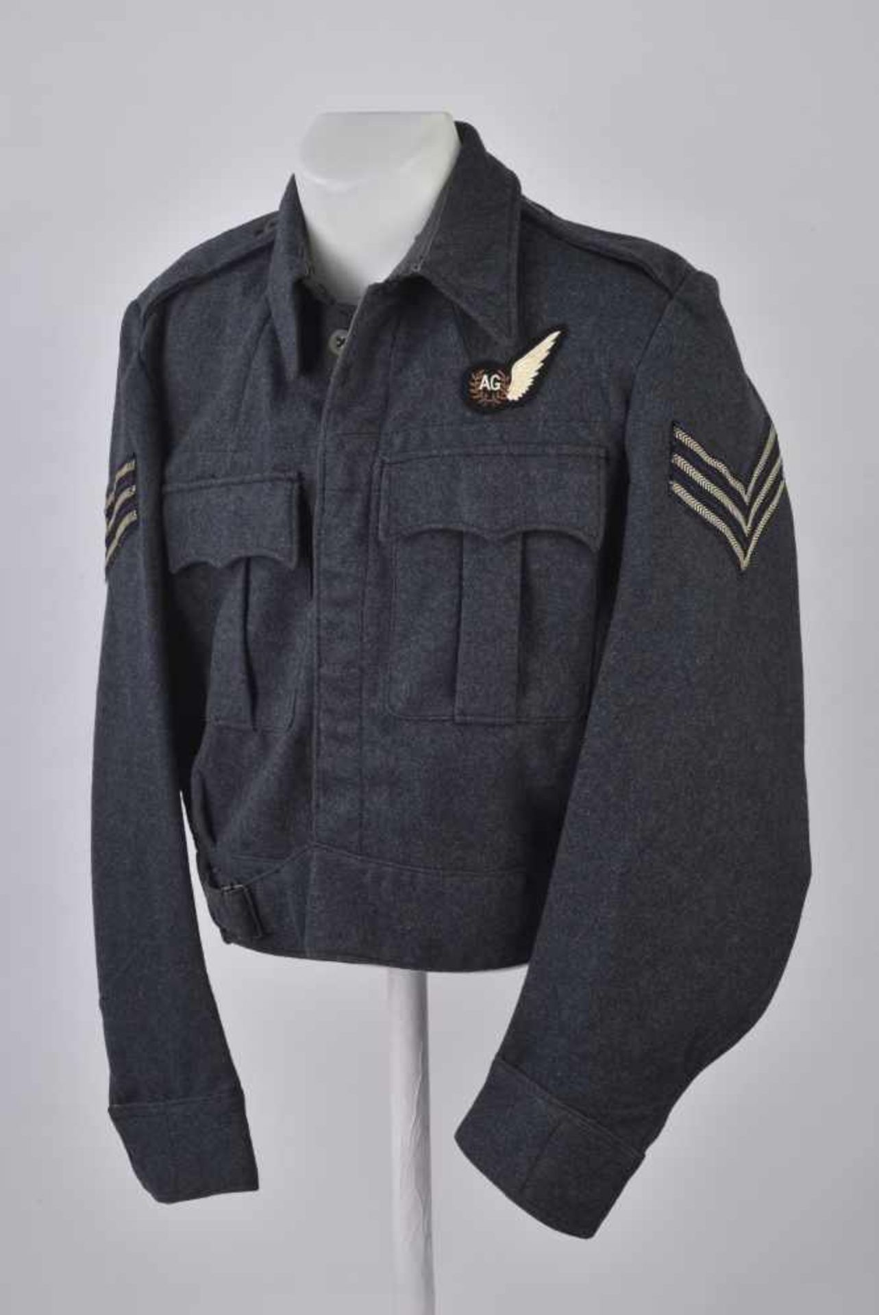 Battle Dress de Sergent Air Gunner de la RAF En laine de serge bleue, tous les boutons sont