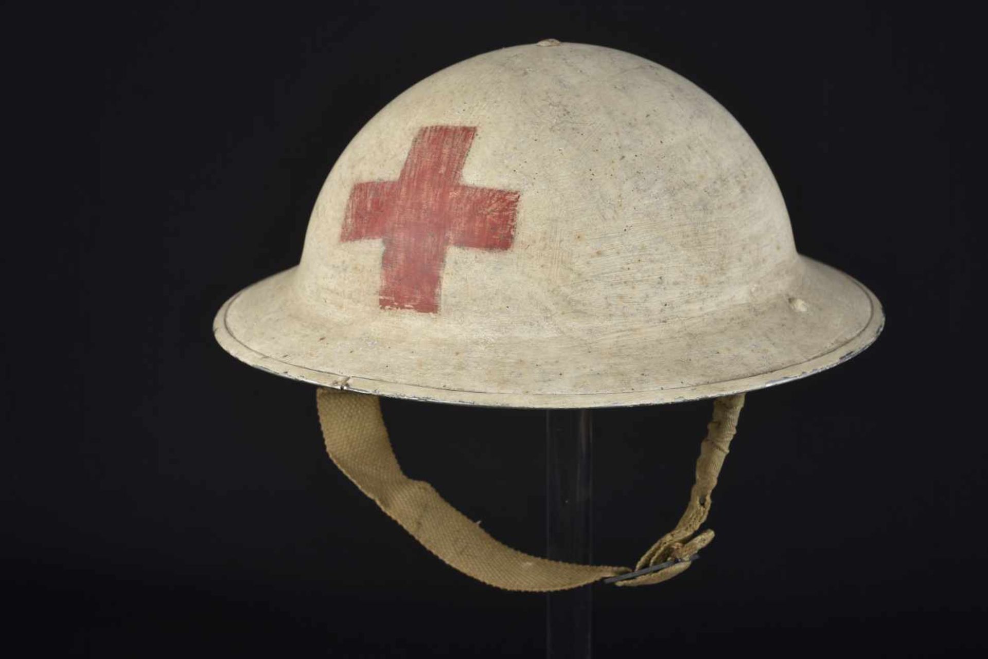 Casque des services de santé britannique Coque de casque MK II, marquée S 1939 SO, les pontets