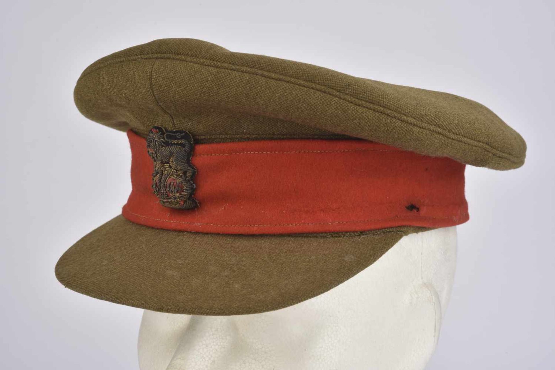 Casquette de colonel britannique En drap kaki, bandeau de couleur rouge, insigne en cannetille.