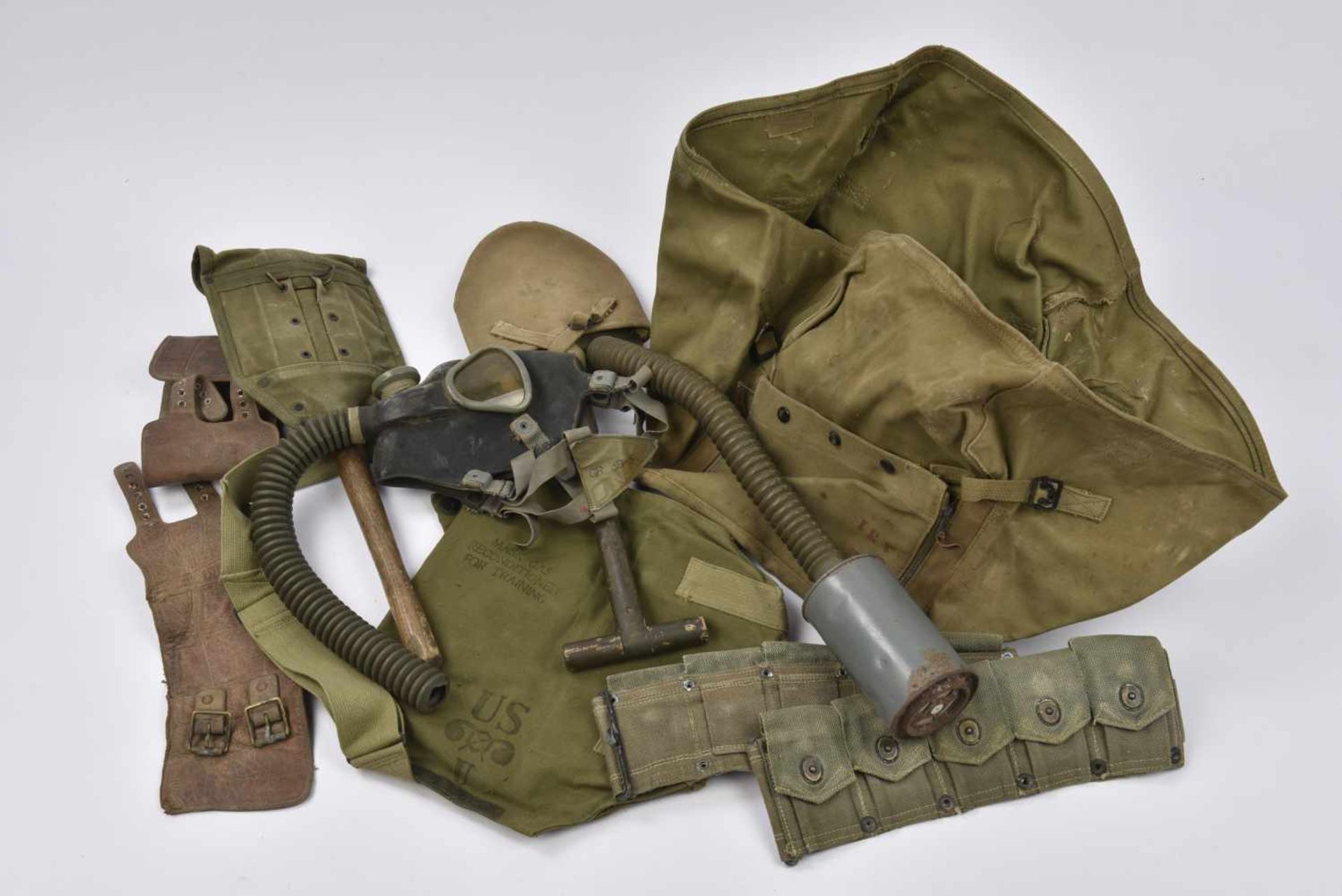 Ensemble d'équipements de Home Guard Comprenant une housse pour jumelle datée 1941. Un casque