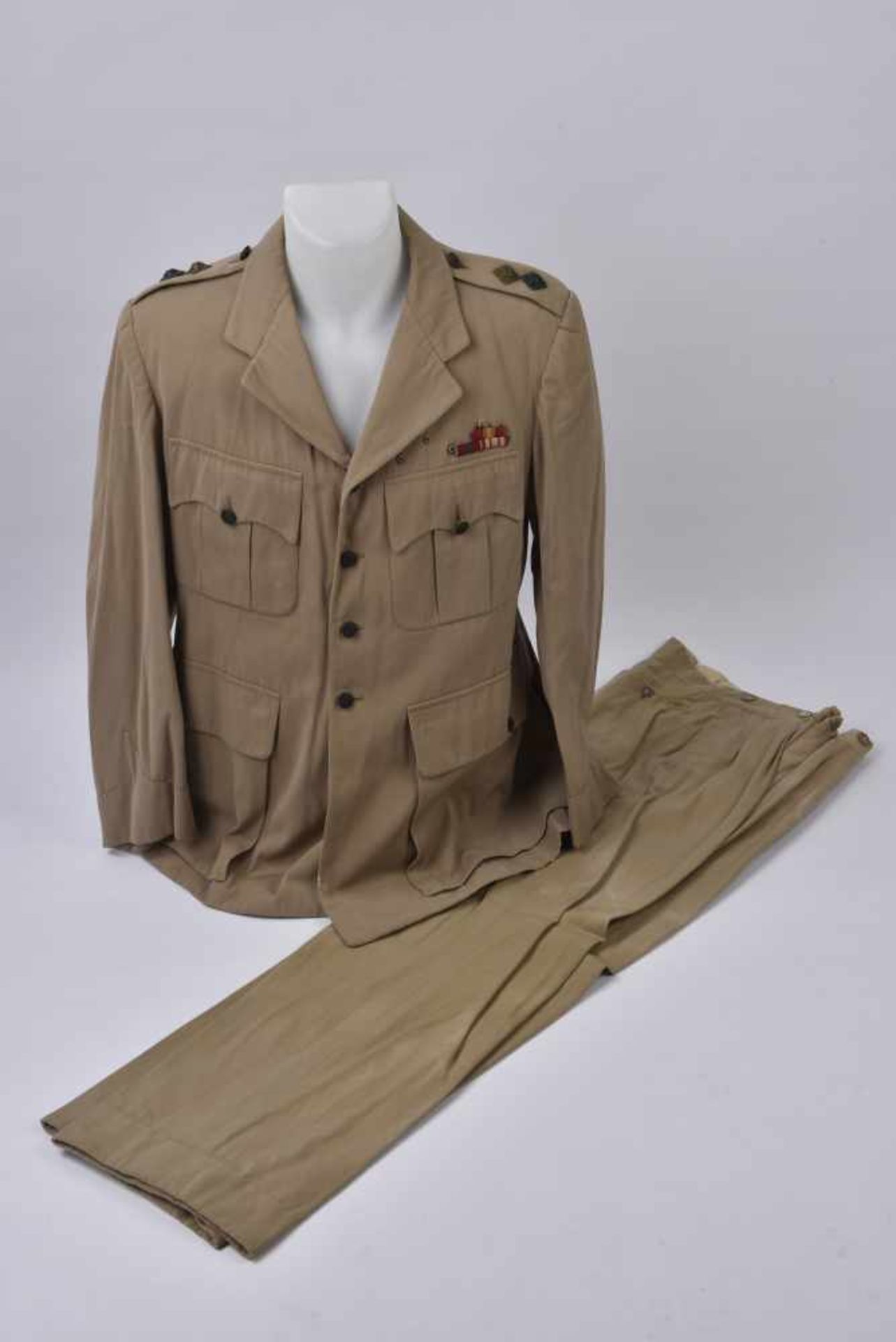 Uniforme de first lieutenant d'un rifle régiment Comprenant une vareuse en tissu coton beige, grades