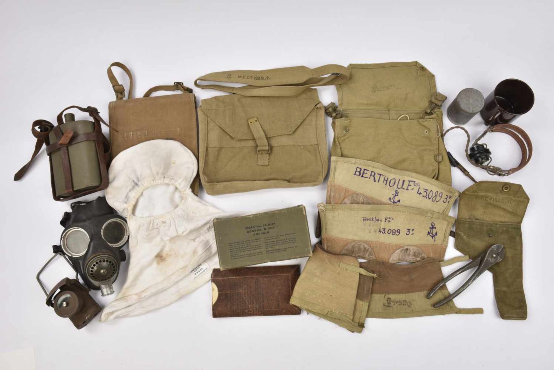 Ensemble d'équipements britanniques Comprenant un masque anti gaz daté mai 1940, filtre absent.