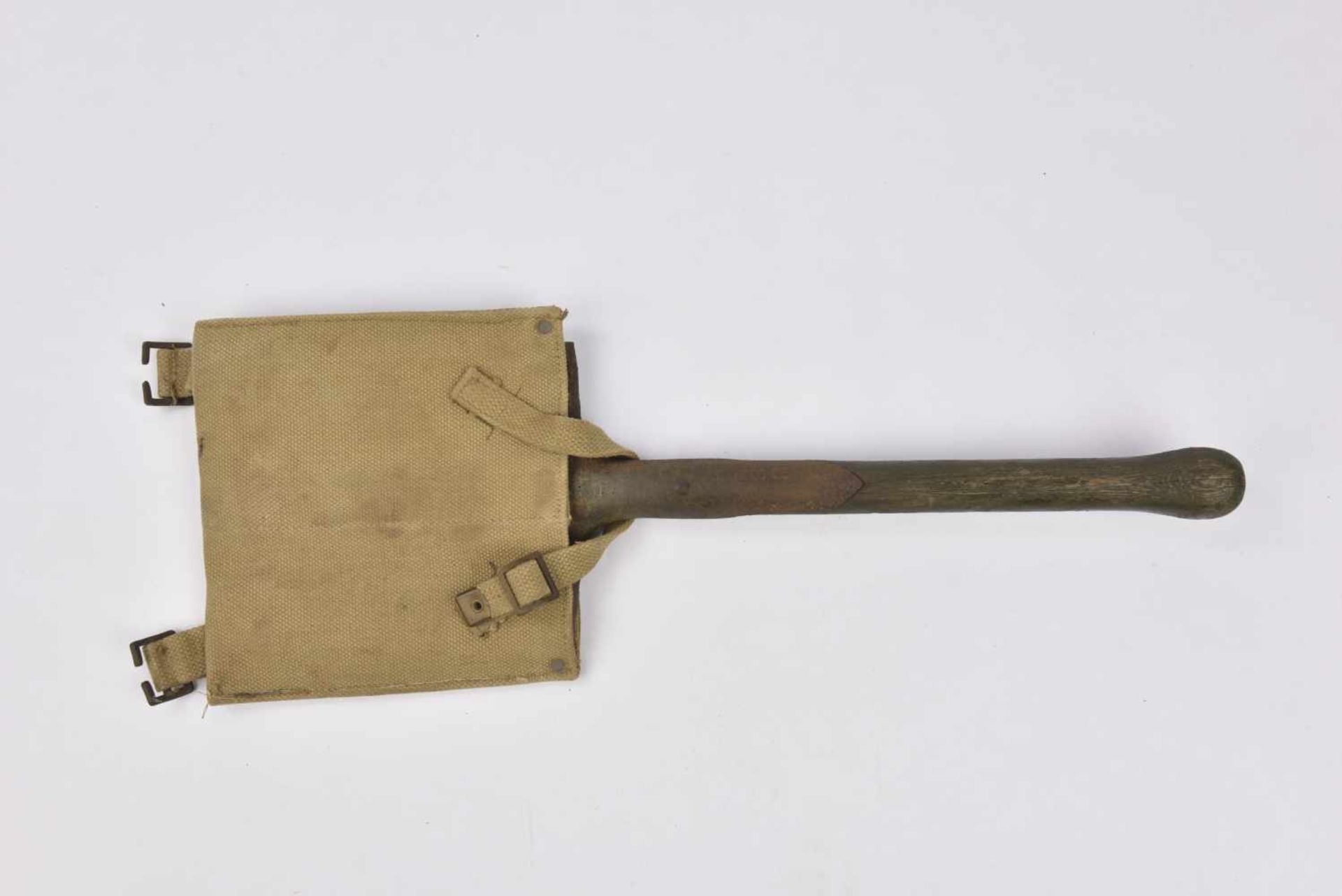 Pelle réglementaire armée britannique 40 Pelle droite, manche en bois bien marqué, marquages