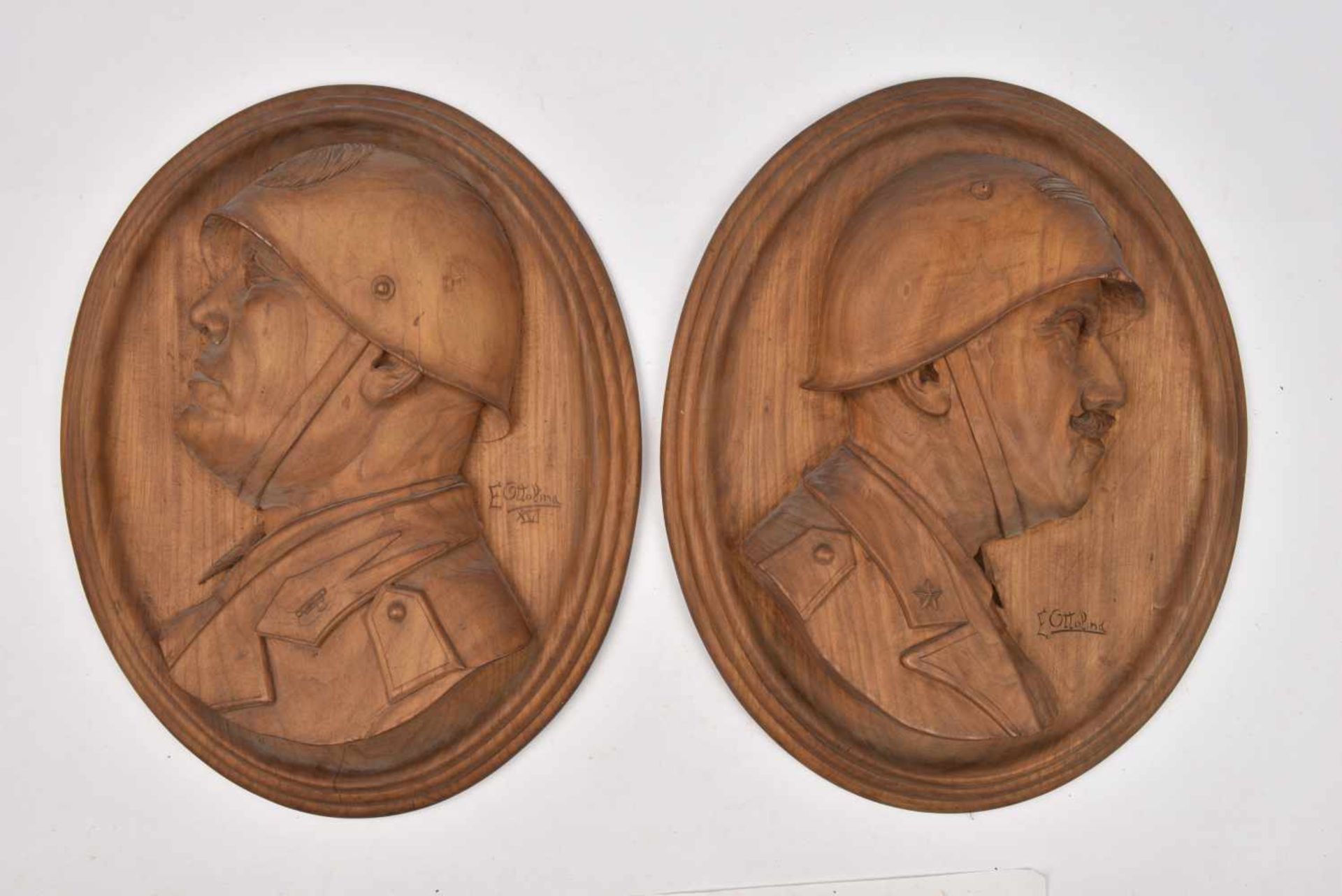Médaillons figurant le Roi Victor-Emmanuel III et Benito Mussolini En bois sculpté en creux et