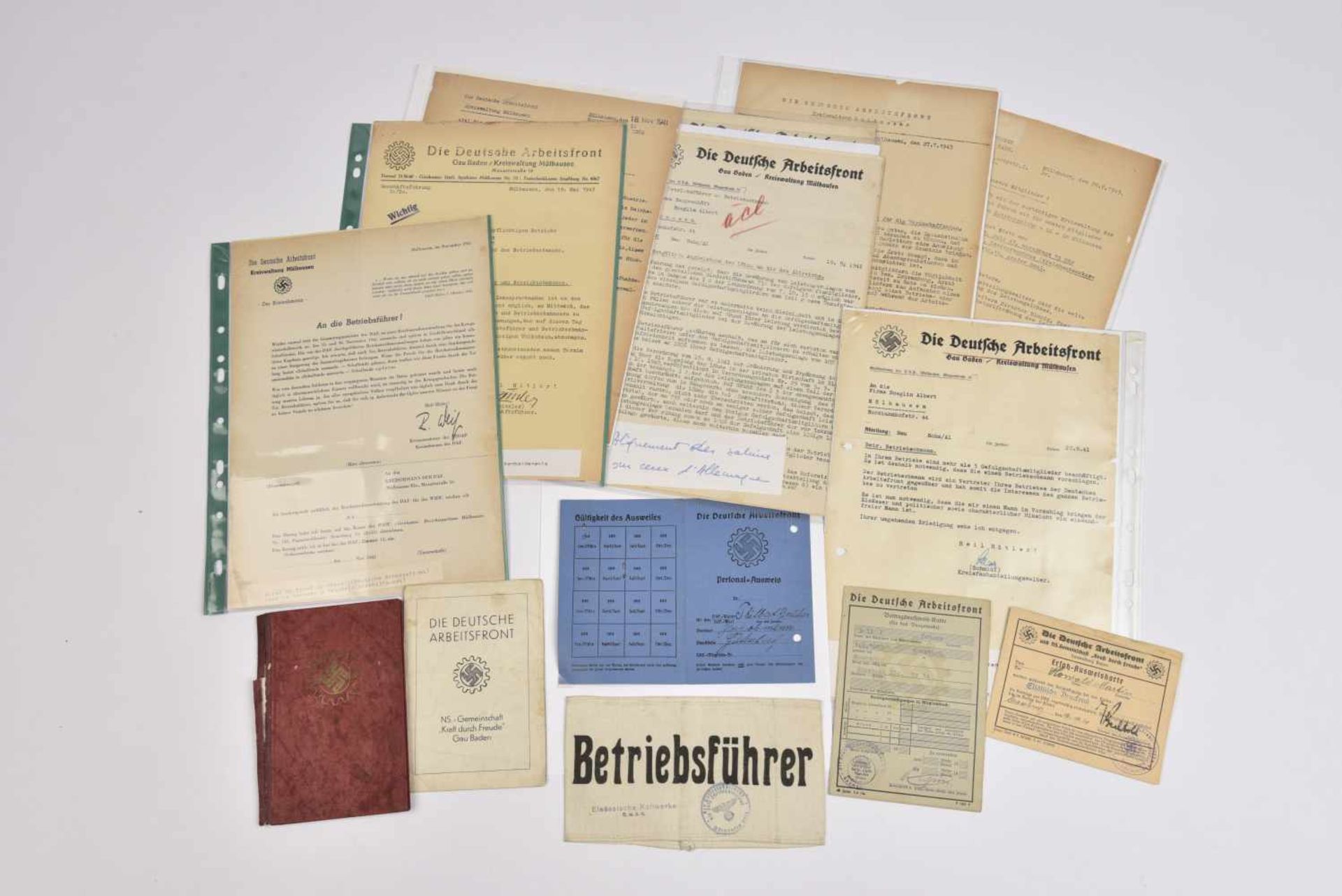 Le Front du Travail allemand (DAF) en alsace Ensemble de 22 documents et un brassard sur le thème