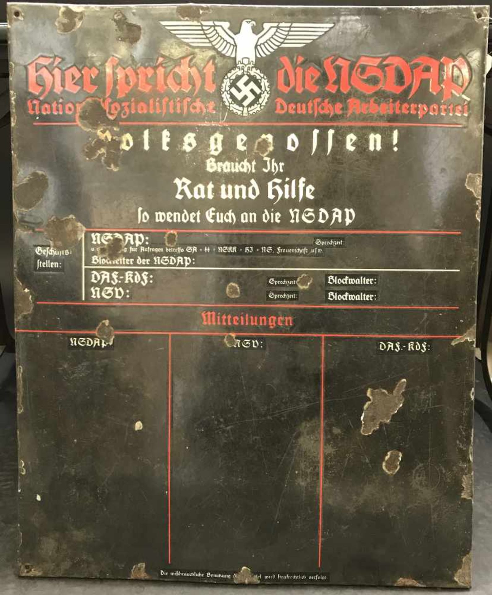 Plaque Hier Spricht die NSDAP En tôle émaillée, nombreux manques dans l'émail. A noter quelques