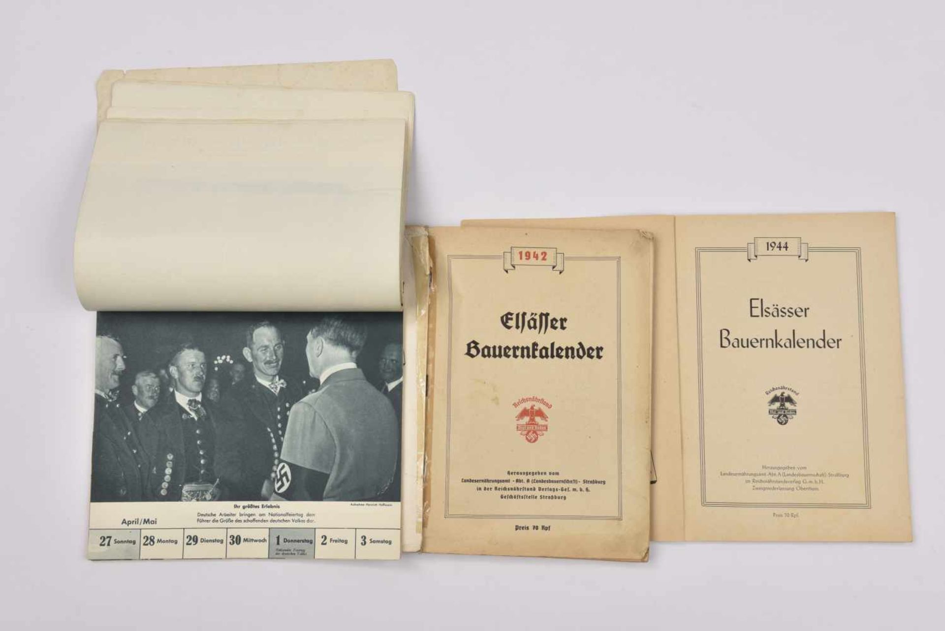 Calendriers d'Alsace occupée Lot de trois calendriers pour les années 1941, 1942, 1944. Pliures, - Bild 2 aus 2