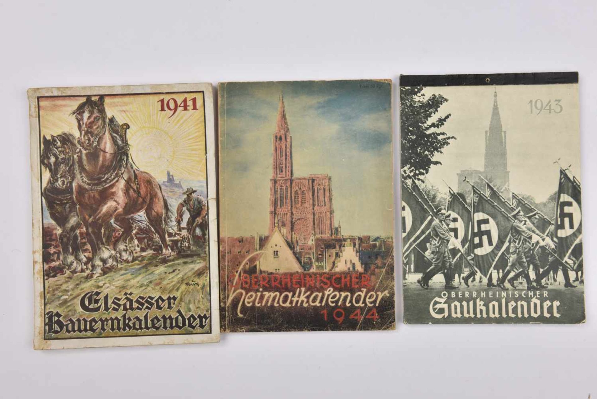 Calendriers d'Alsace occupée Lot de trois calendriers pour les années 1941, 1943, 1944. Pliures,