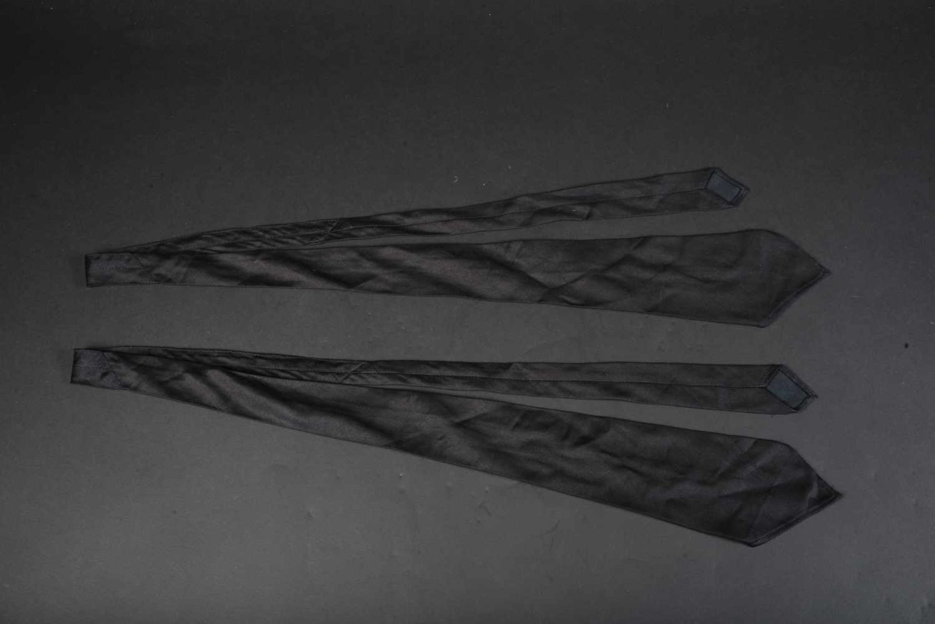 Cravates de la Heer En tissu coton noir, datées 1942. Photos supplémentaires sur www.aiolfi.com.