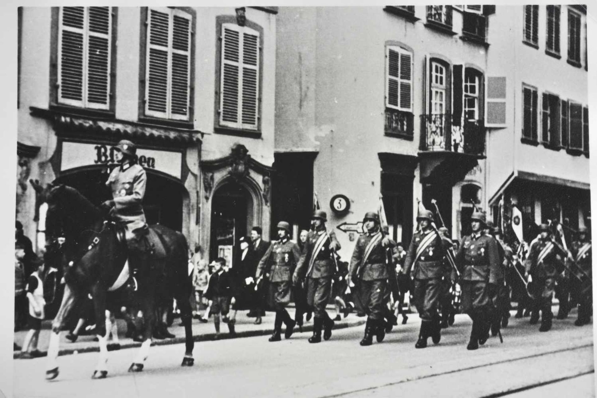 Photos de défilés militaires dans la ville de Strasbourg. Lot de 30 photos originale de - Bild 2 aus 4