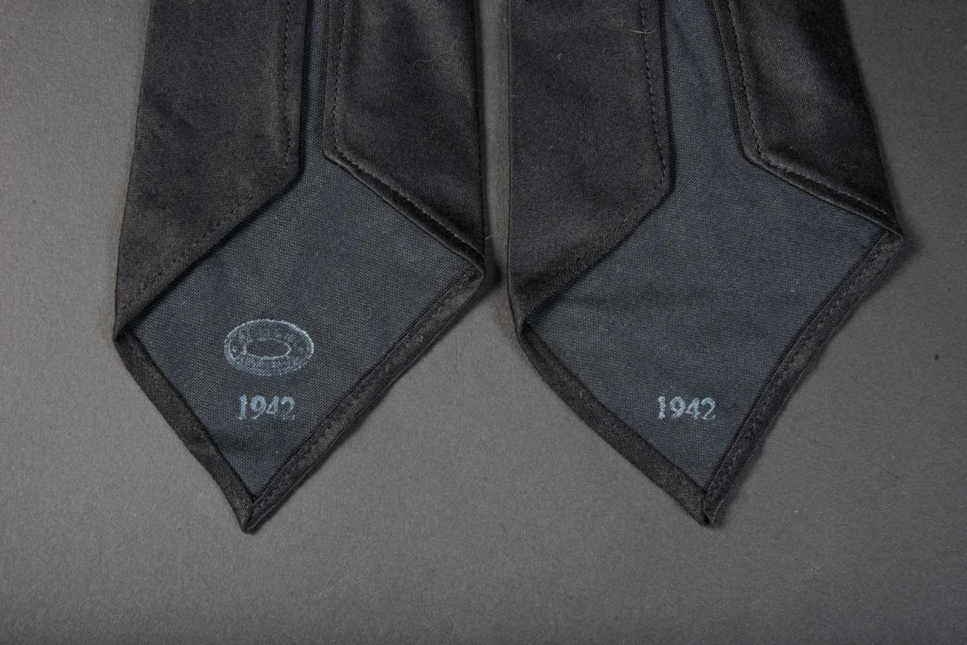 Cravates de la Heer En tissu coton noir, datées 1942. Photos supplémentaires sur www.aiolfi.com. - Bild 2 aus 2
