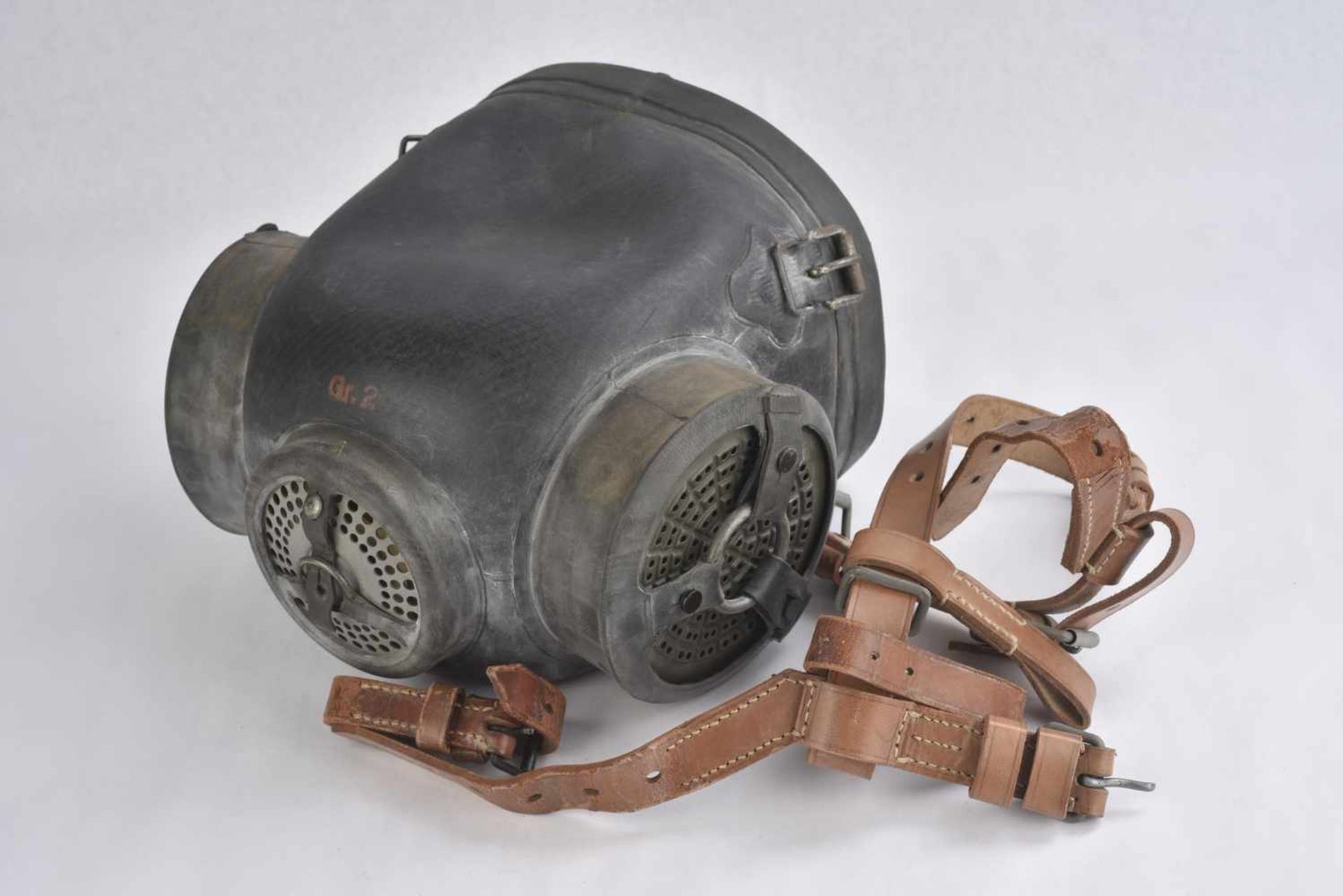 Masque anti-gaz pour cheval En caoutchouc, les sangles en cuir sont présentes. Taille 2. Housse en