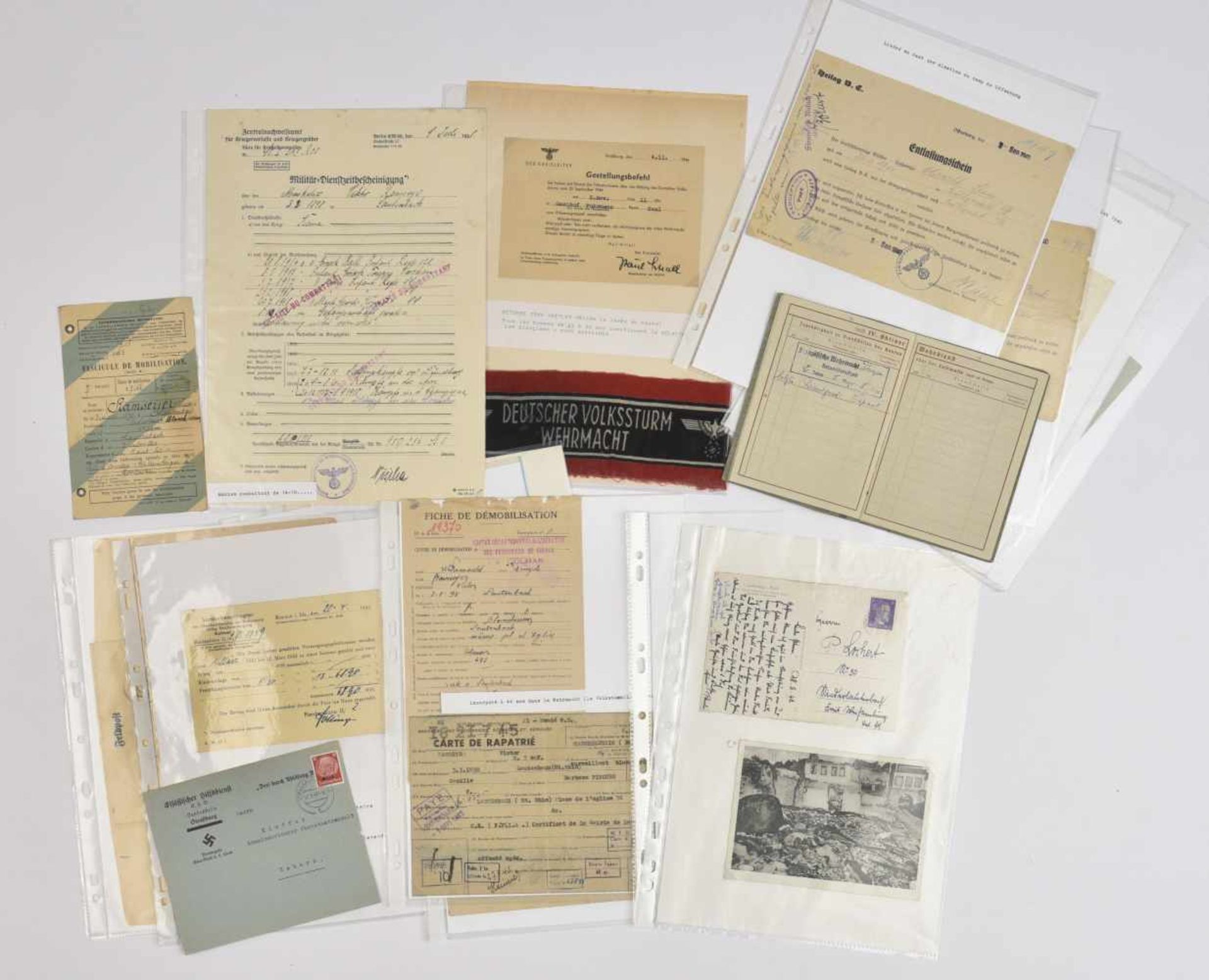 Les Malgré-nous en Alsace Ensemble de 26 documents, un brassard et un Wehrpass concernant les