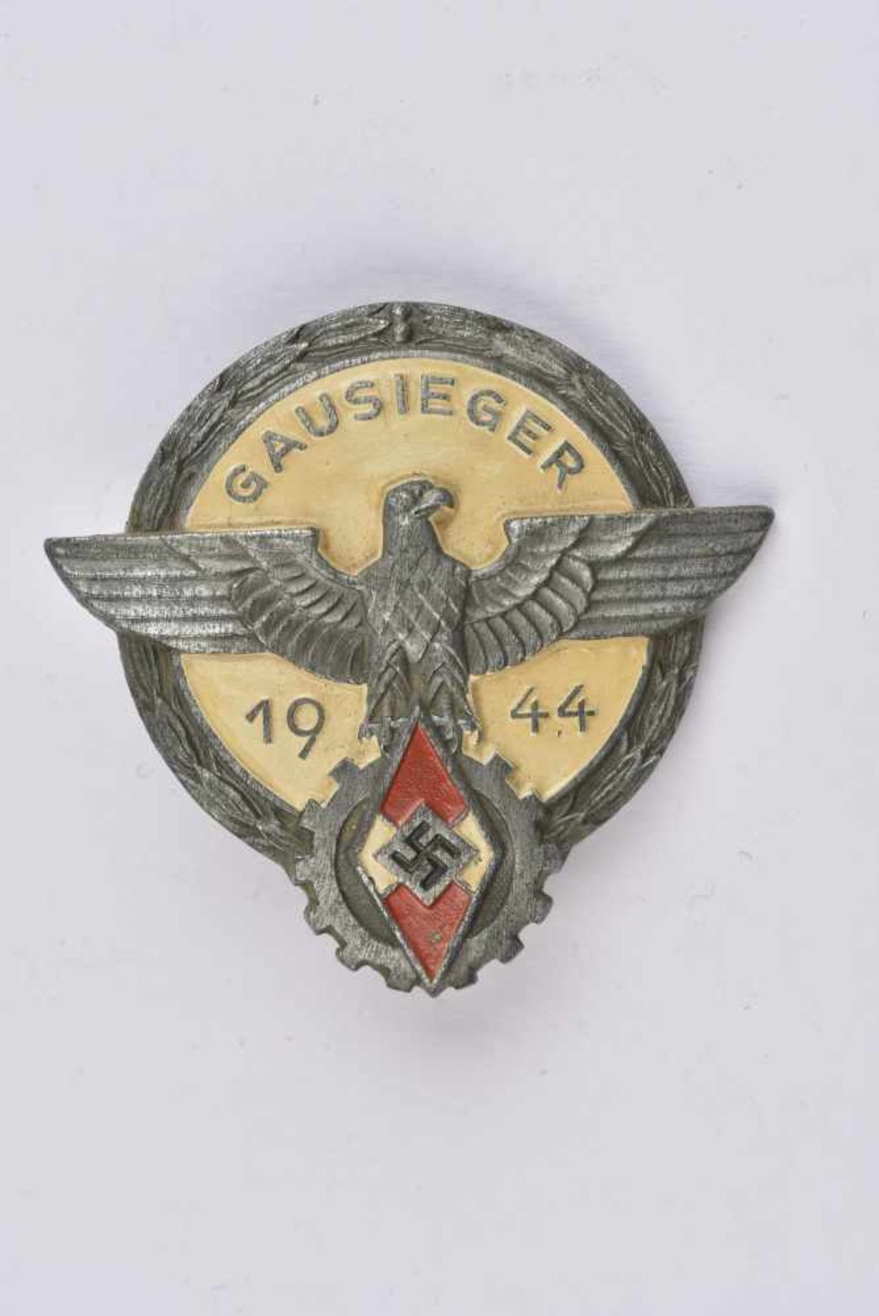 Gausieger 1944 En métal, centre et insigne laqués, marquages Gausieger 1944 . Attache complète.