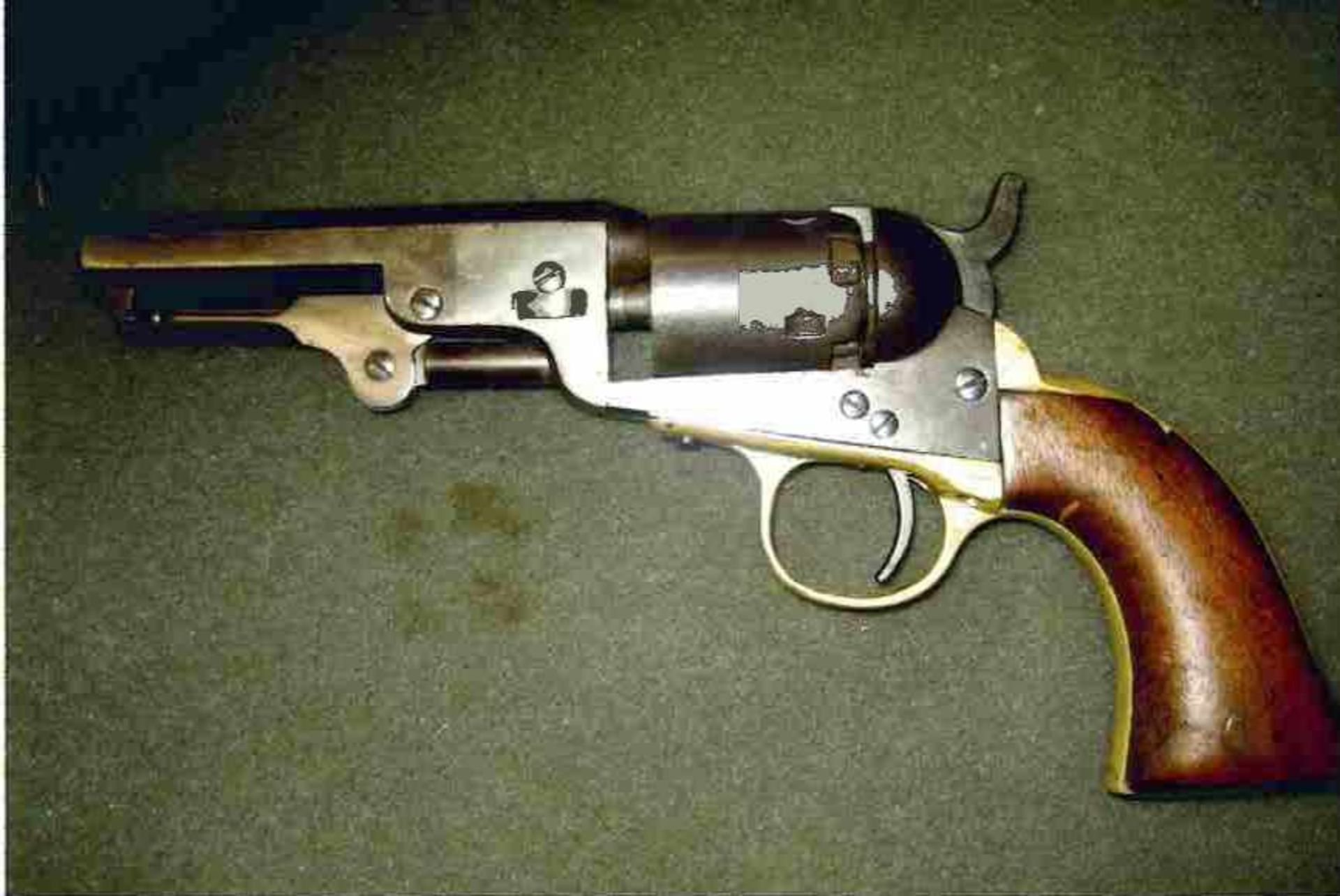 Revolver Colt Pocket Mod 1849 Catégorie D. Modèle 1849 daté 1868. Numéro 299128 . Le